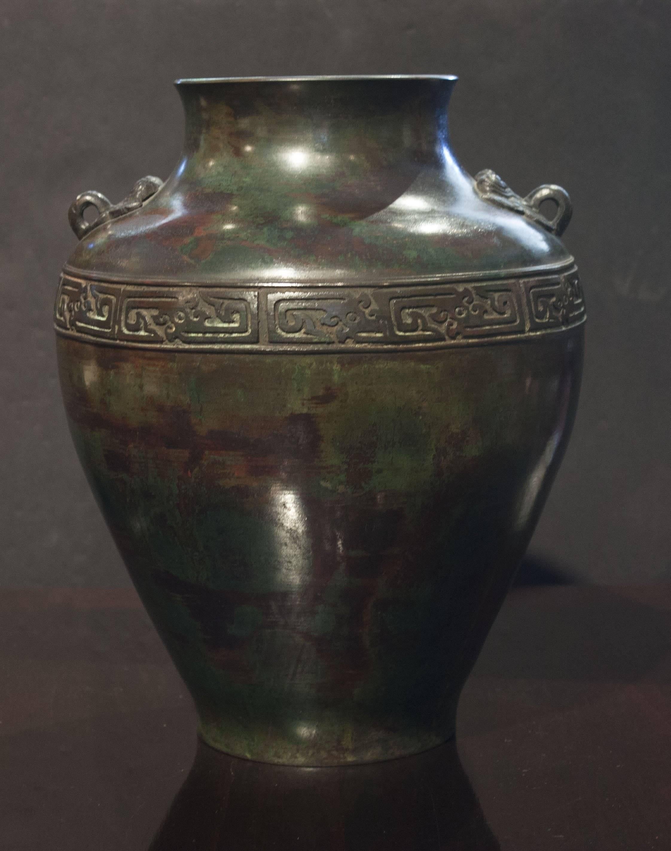Chinesische Archaik-Vase aus patinierter Bronze, frühes 20. Jahrhundert (Gegossen) im Angebot