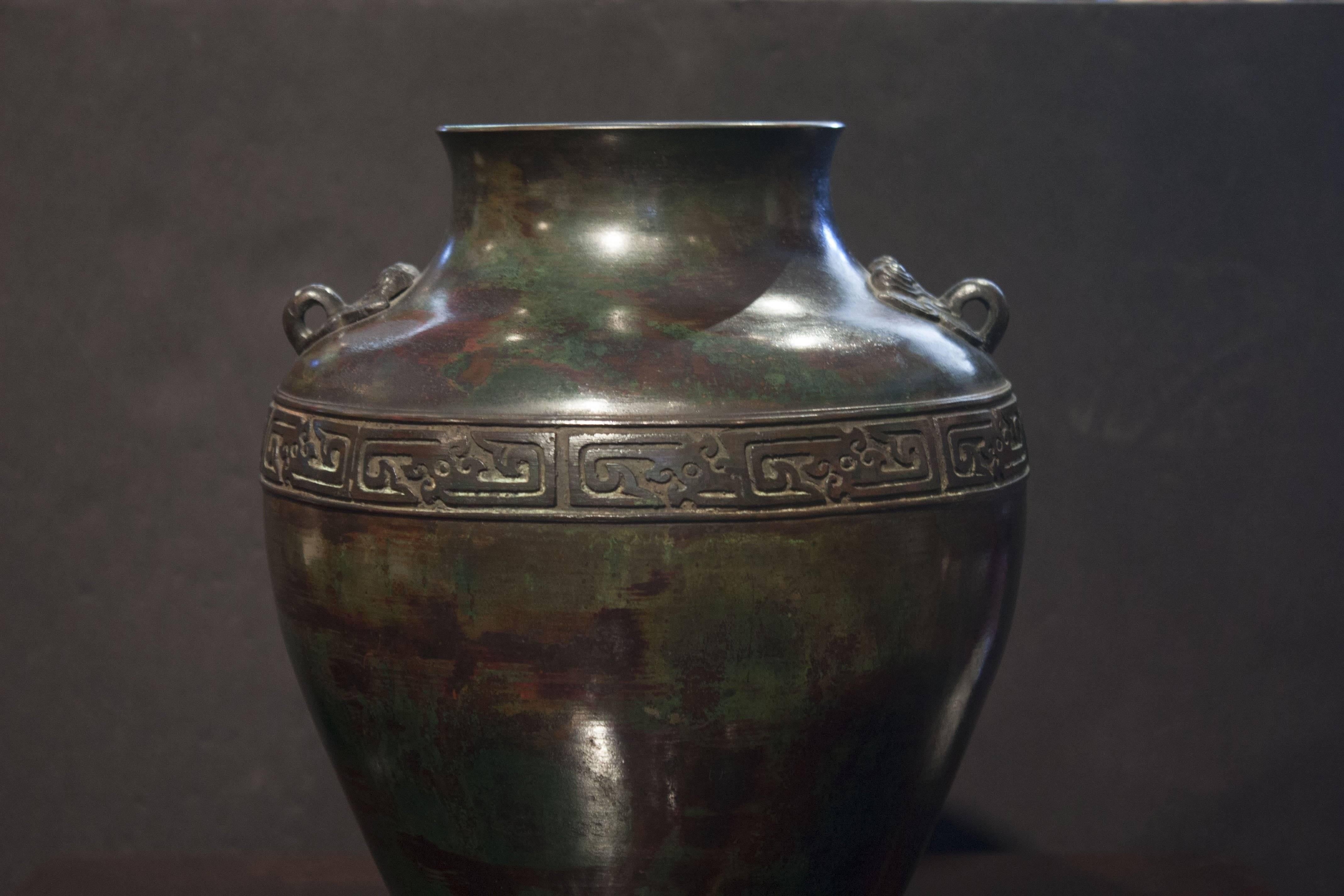Chinesische Archaik-Vase aus patinierter Bronze, frühes 20. Jahrhundert im Angebot 1