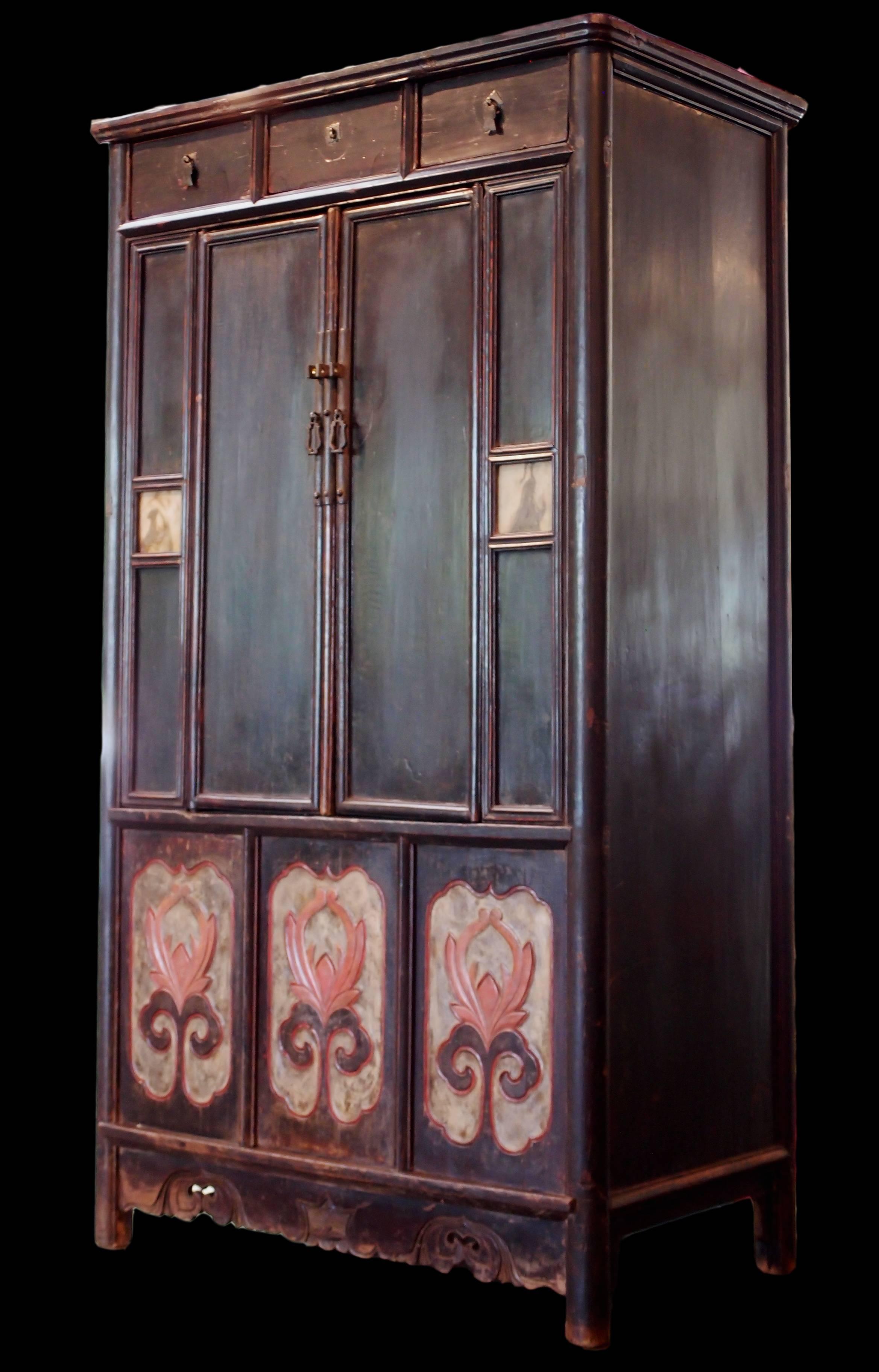 Laqué Cabinet chinois laqué et peint avec inserts en pierre de rêve, dynastie Qing, 19e s. en vente