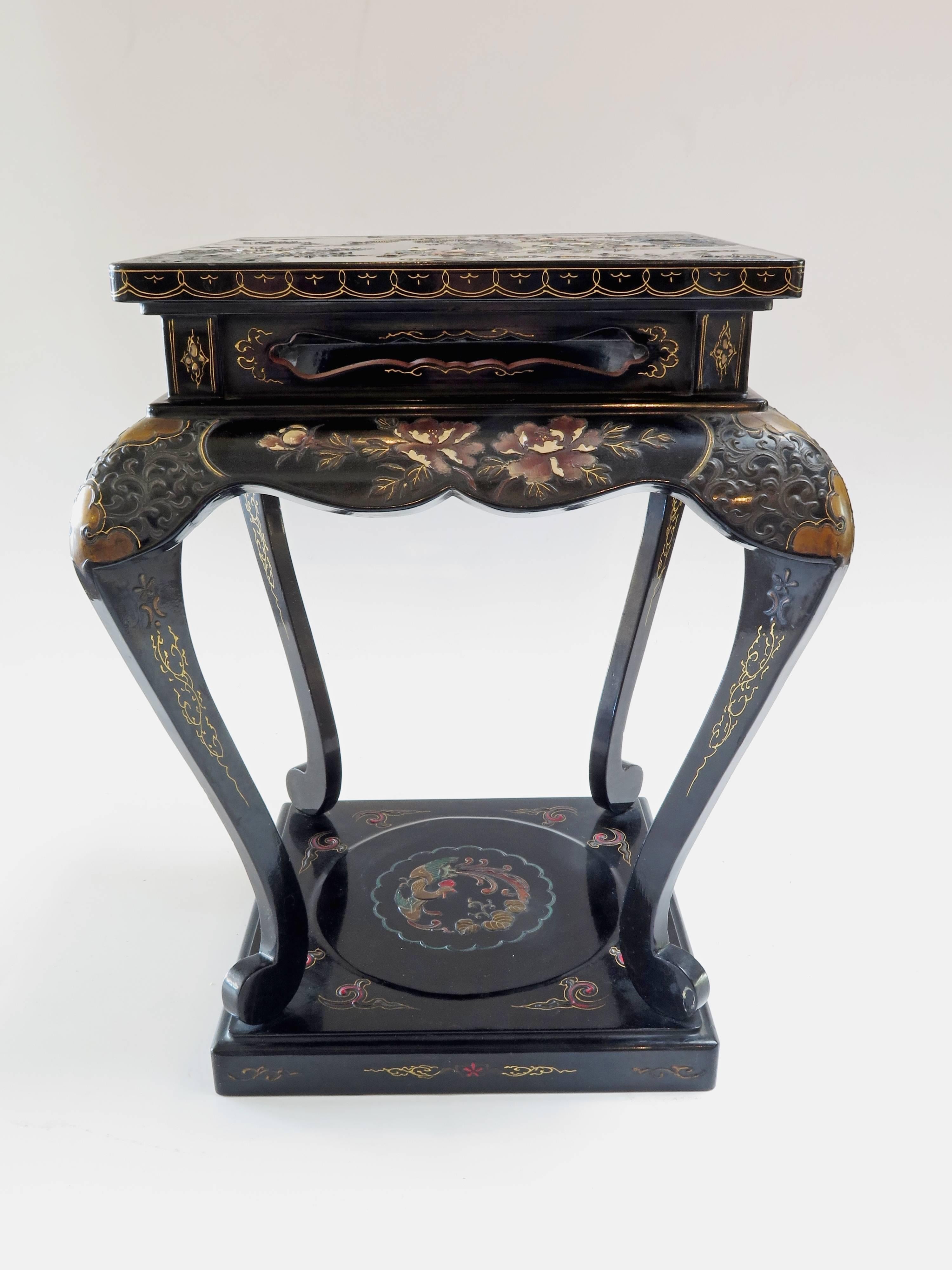 Beautiful Japanese Meiji period lacquered Stand or side table. Measures: 17