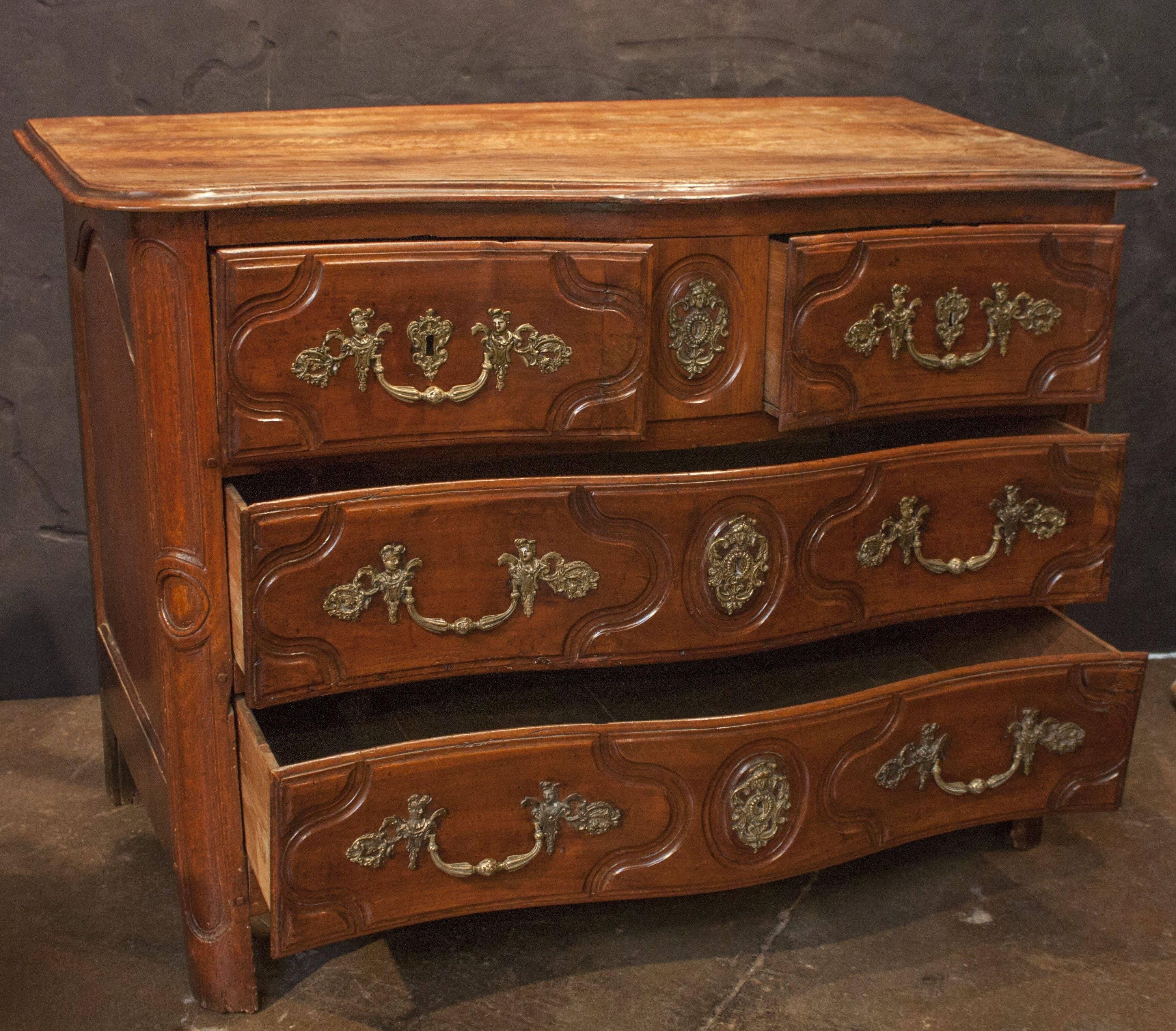France late 18th century carved walnut commode. The serpentine case fitted with two small and two large drawers.

Measures: H 36.25