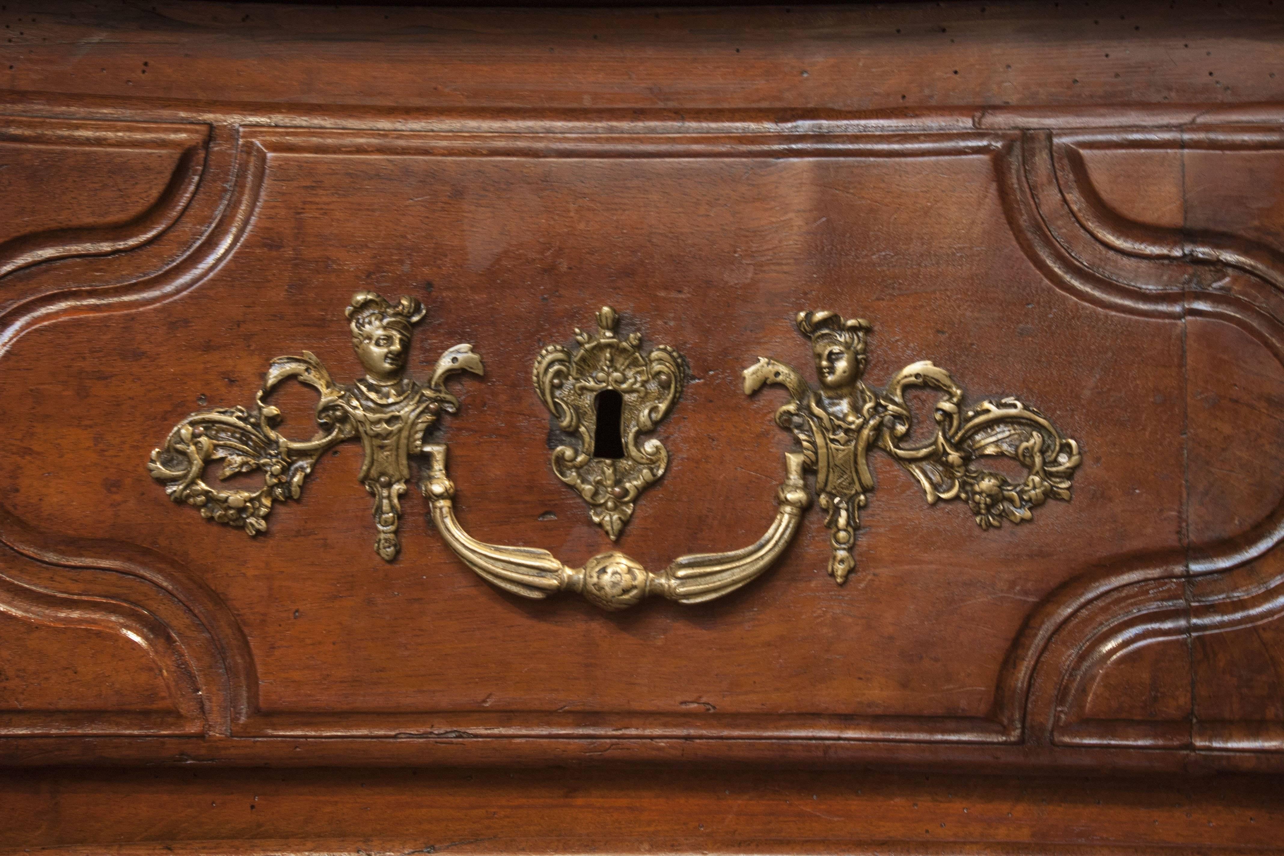 18th Century Carved Walnut Louis XV Commode In Good Condition For Sale In Austin, TX