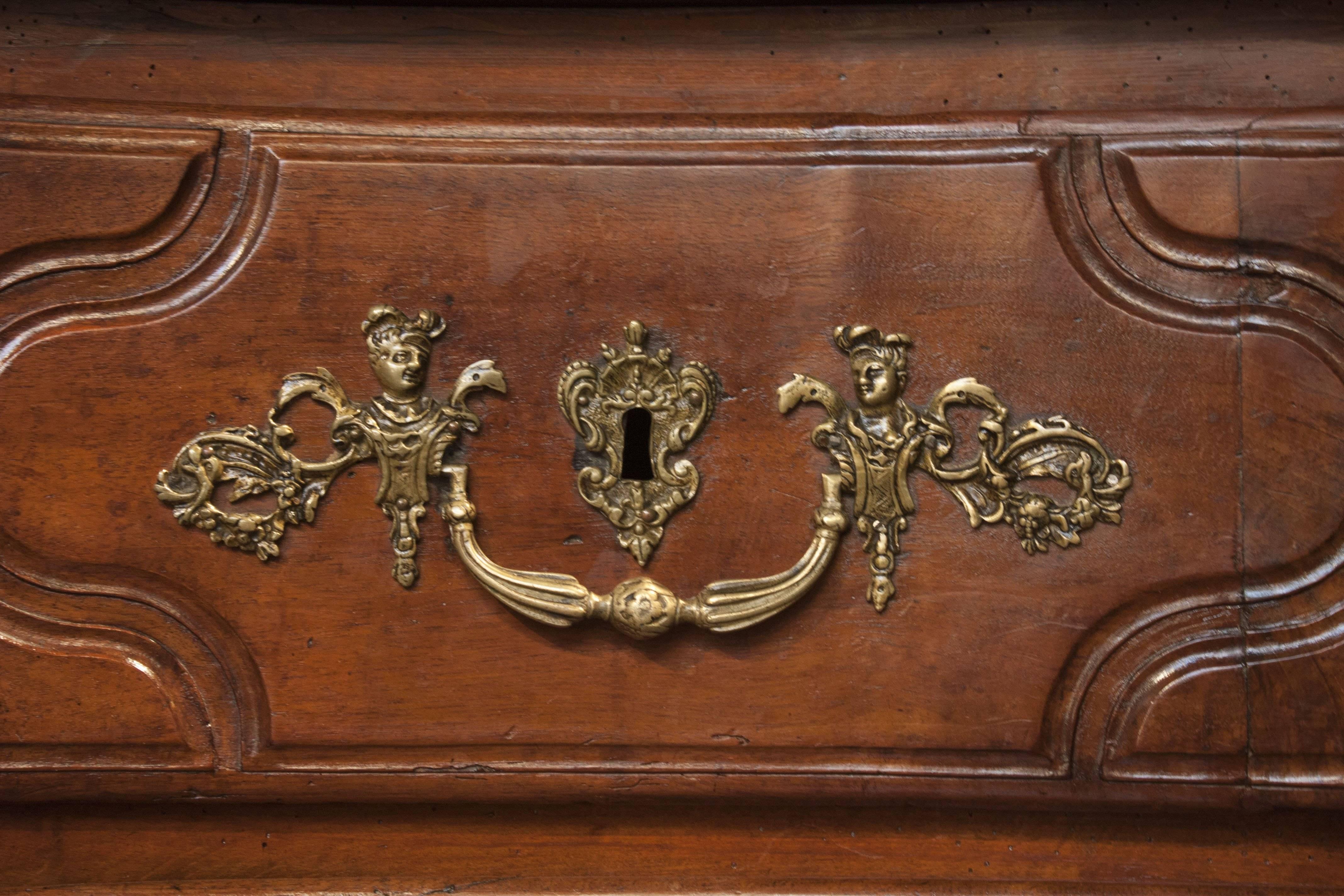 Commode Luigi XV in noce intagliato del XVIII secolo In condizioni buone in vendita a Austin, TX