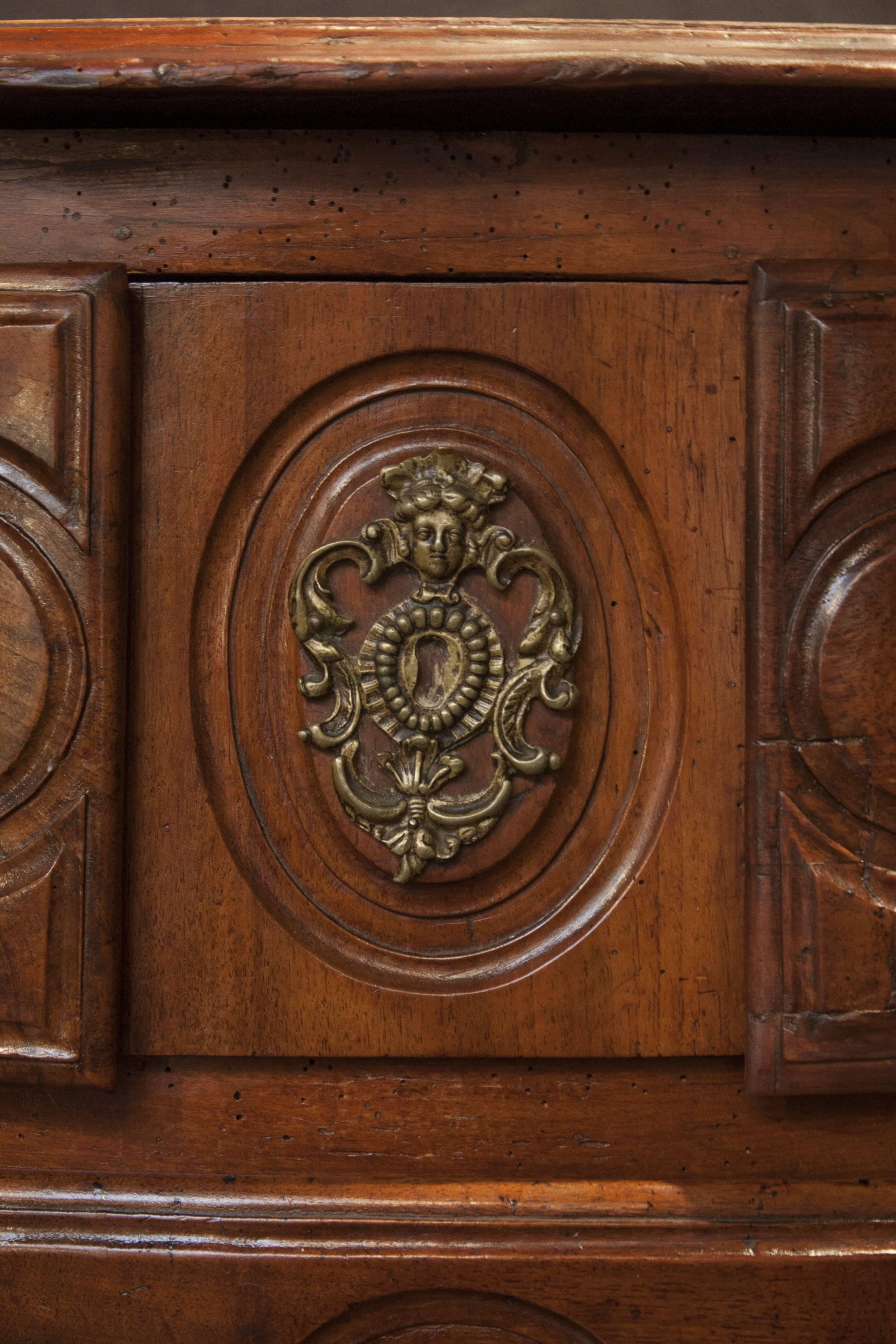 Francese Commode Luigi XV in noce intagliato del XVIII secolo in vendita