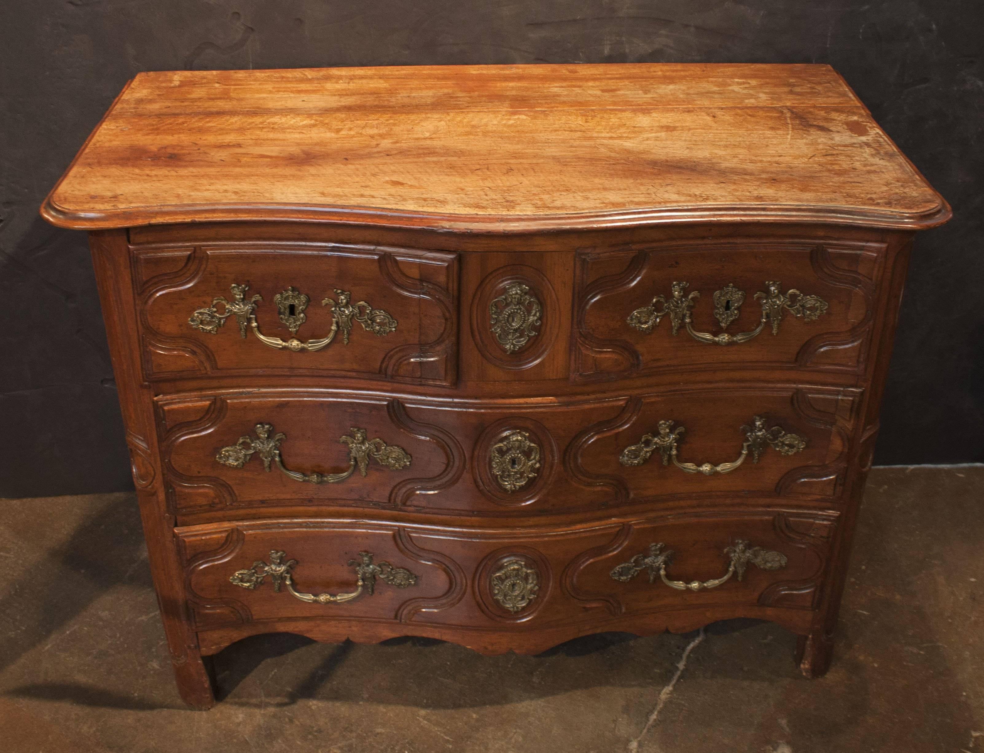Commode Luigi XV in noce intagliato del XVIII secolo in vendita 1