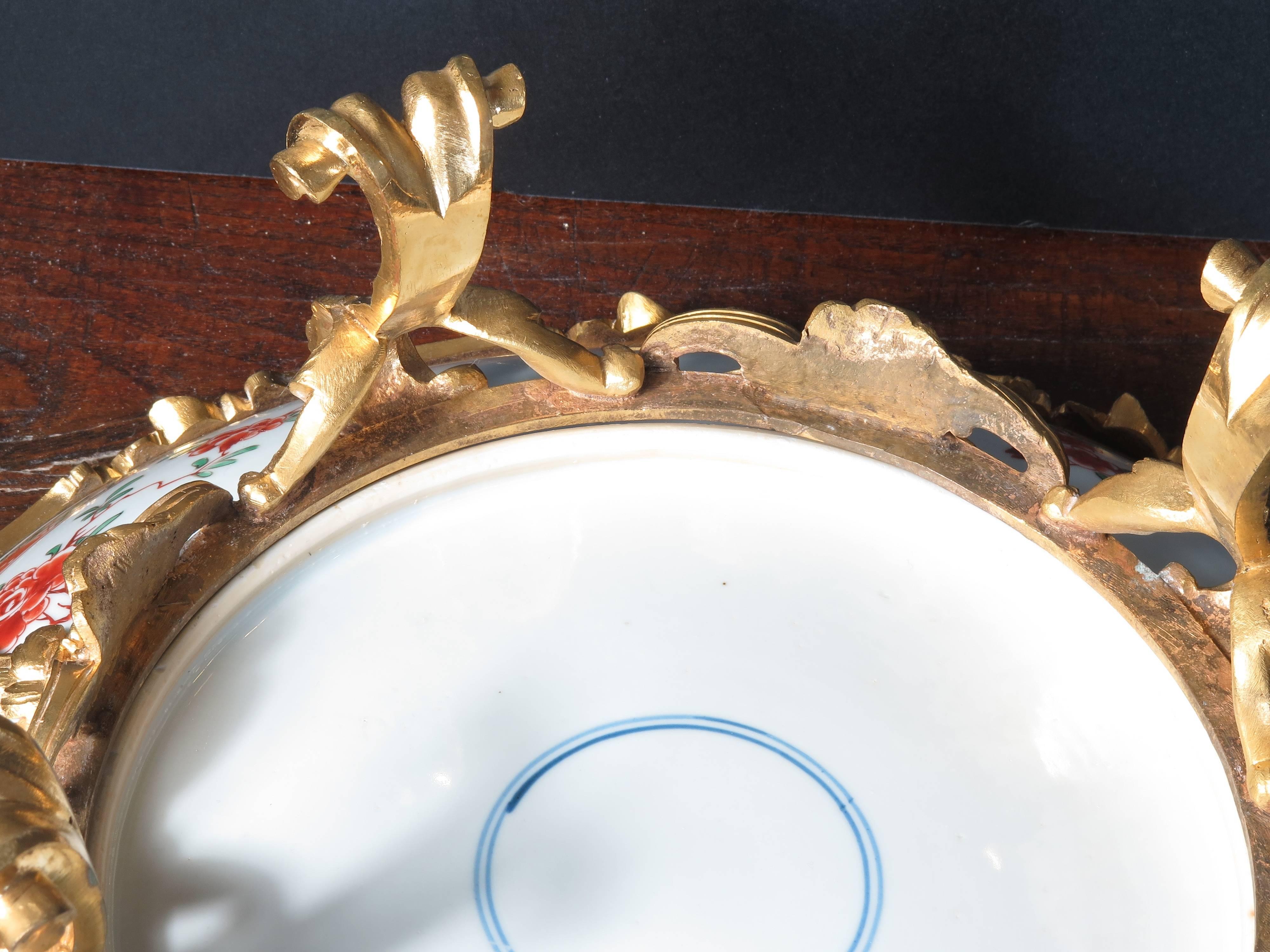 Français Centre de table en porcelaine Famille Verte de la période Kangxi monté en bronze doré français en vente