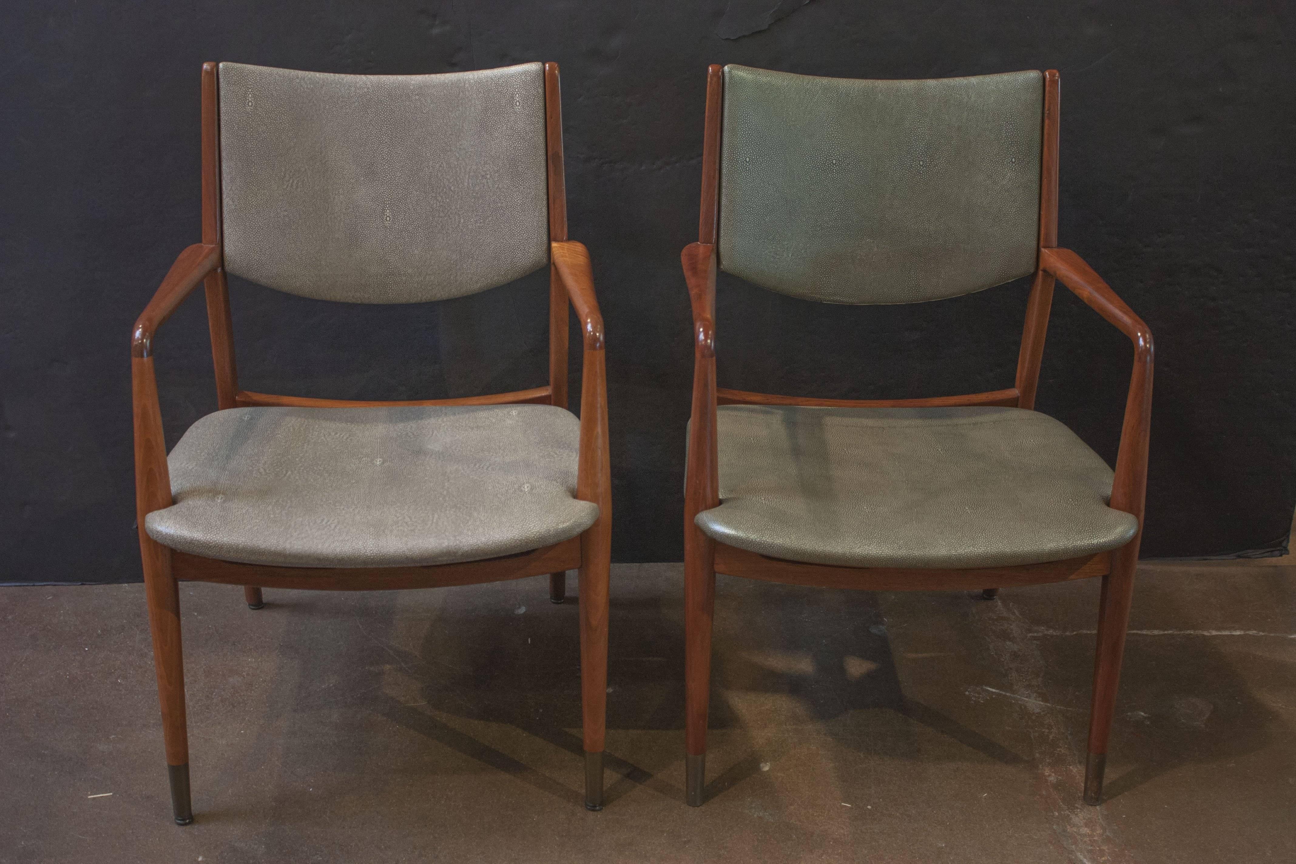 Mid-Century moderno Coppia di poltrone in noce e pelle di zigrino di George Reinoehl per Stow & Davis in vendita