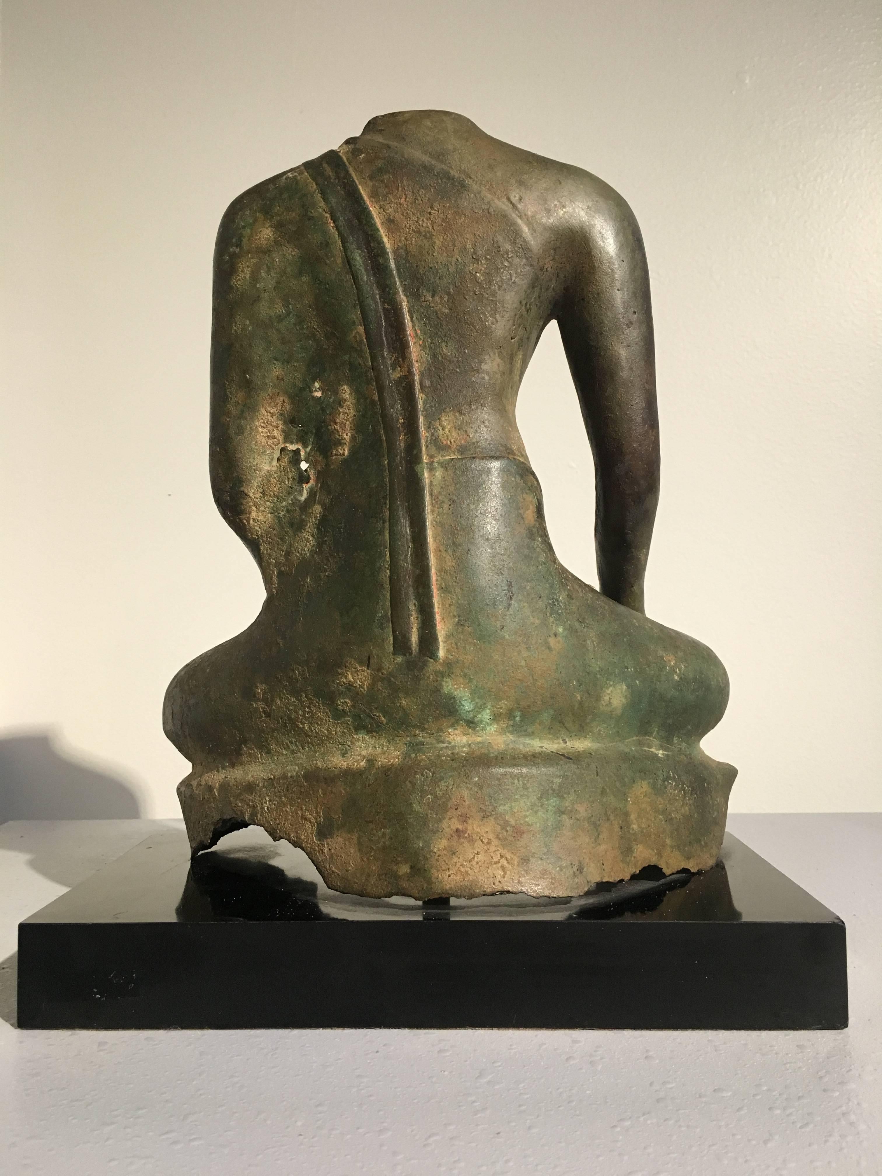 thai bronze sitting buddha