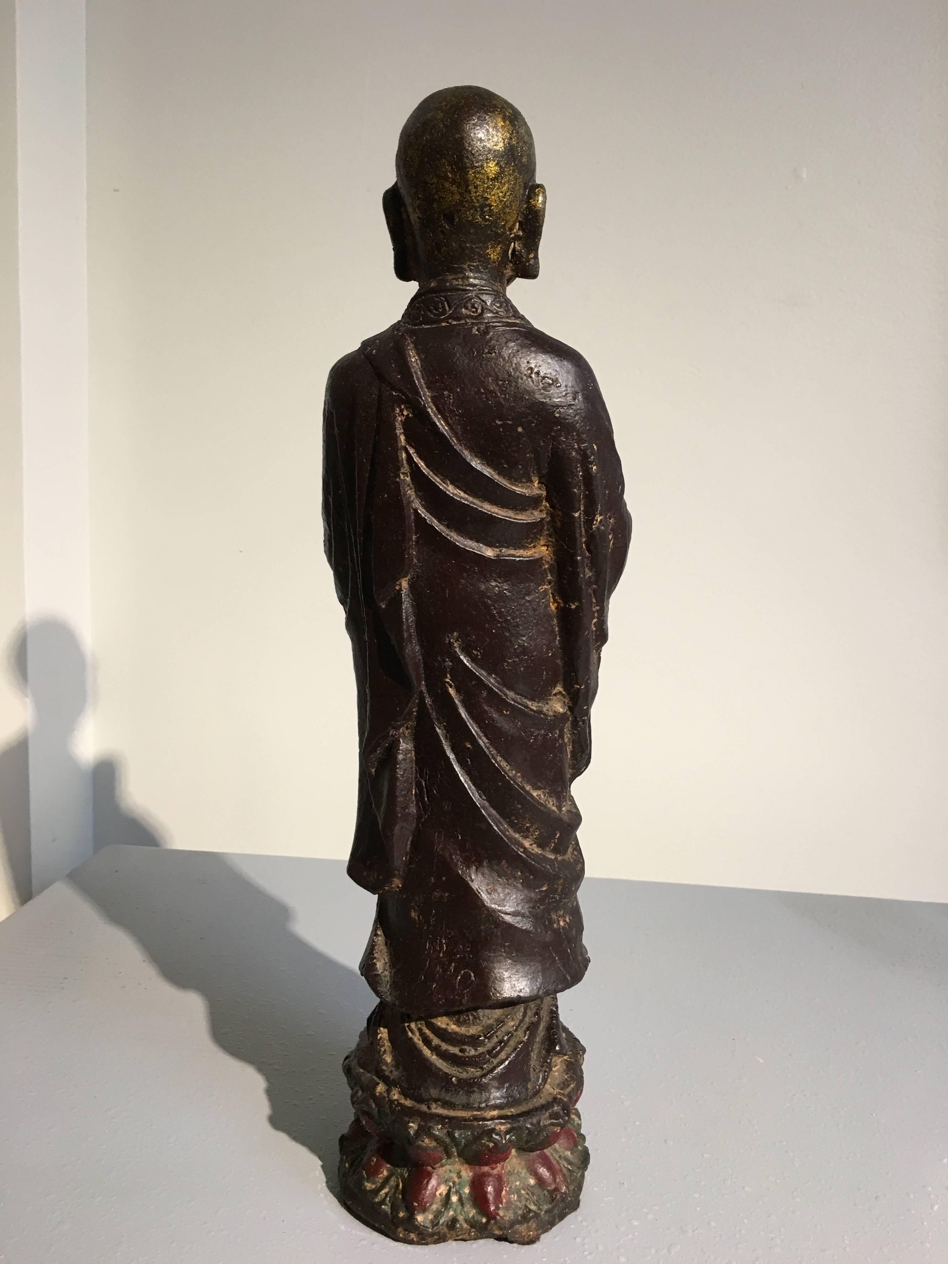 Figura de Ananda en hierro dorado y laca policromada de la dinastía Ming Chino en venta