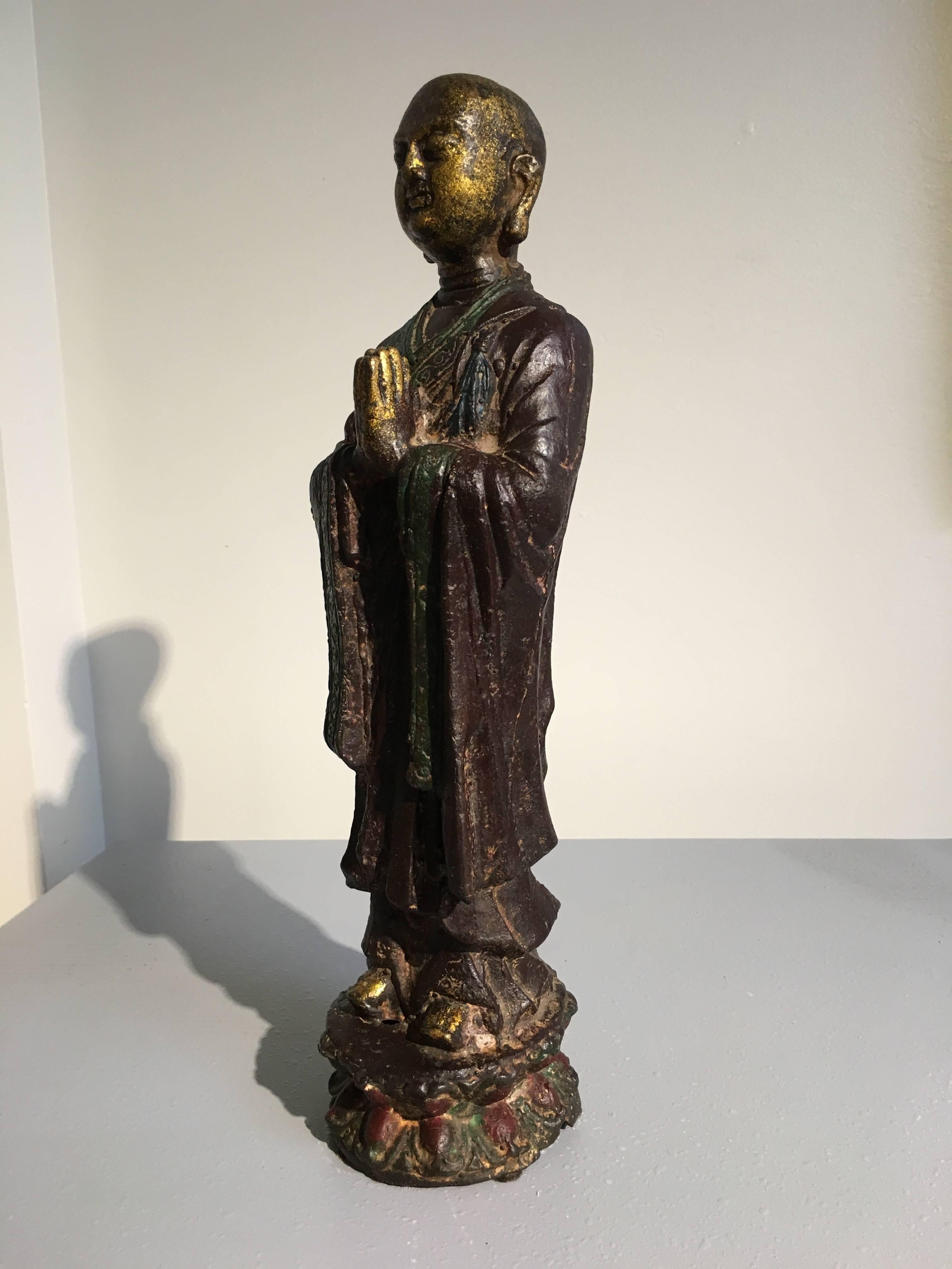 Figura de Ananda en hierro dorado y laca policromada de la dinastía Ming Vaciado en venta