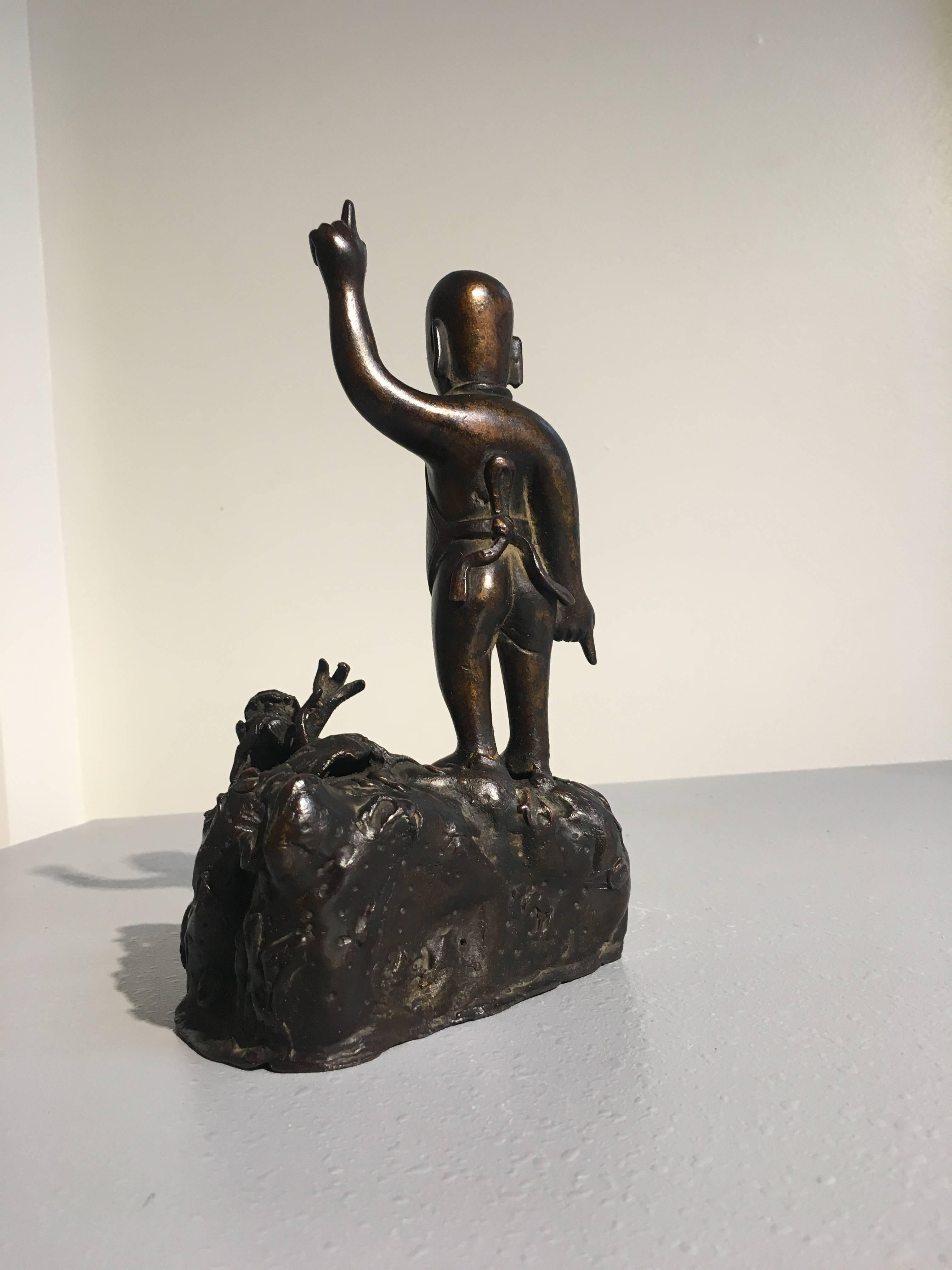 Chinois Figure en bronze de l'enfant Bouddha de la Dynastie Ming en vente