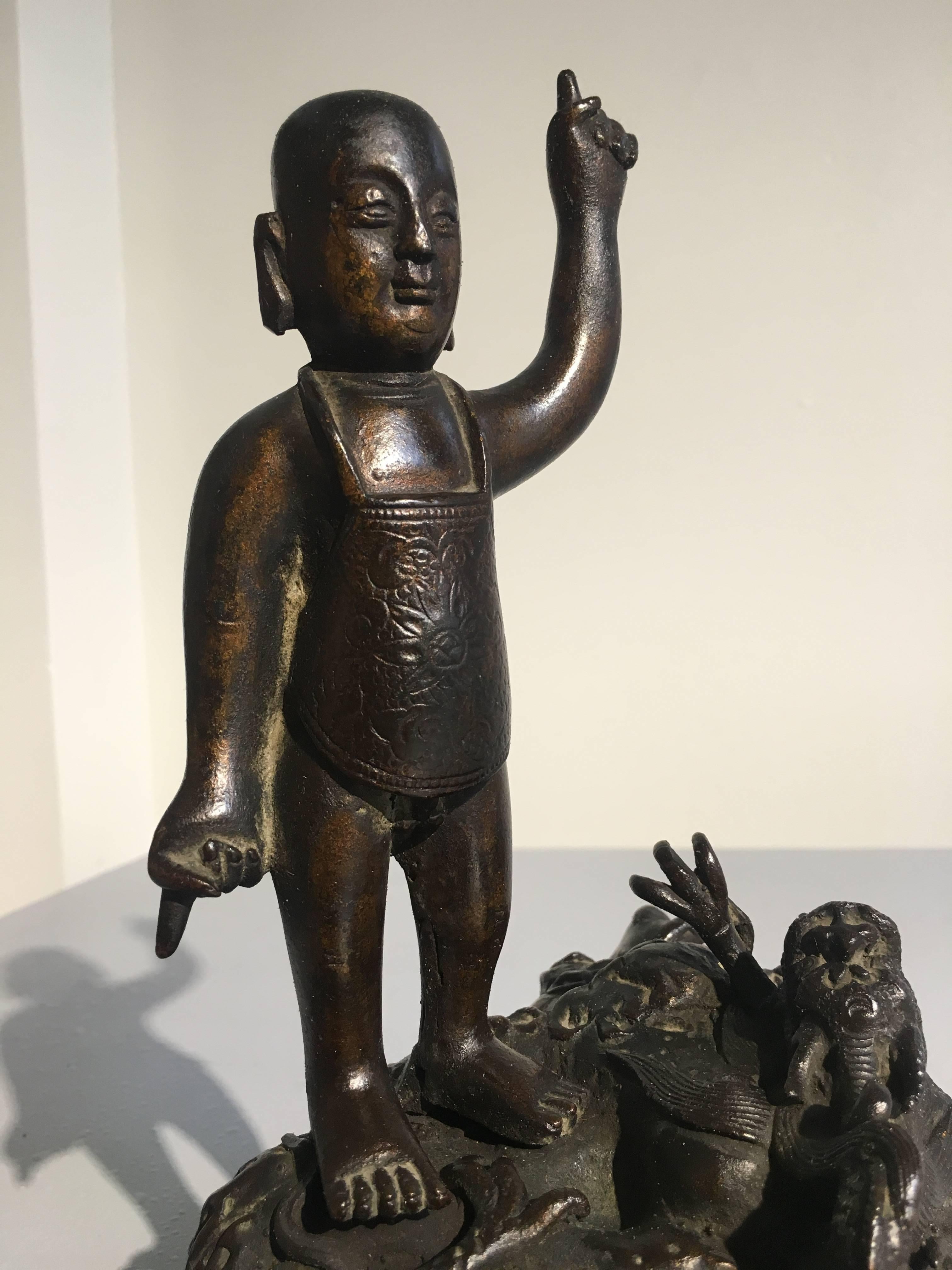 Bronze Figure en bronze de l'enfant Bouddha de la Dynastie Ming en vente