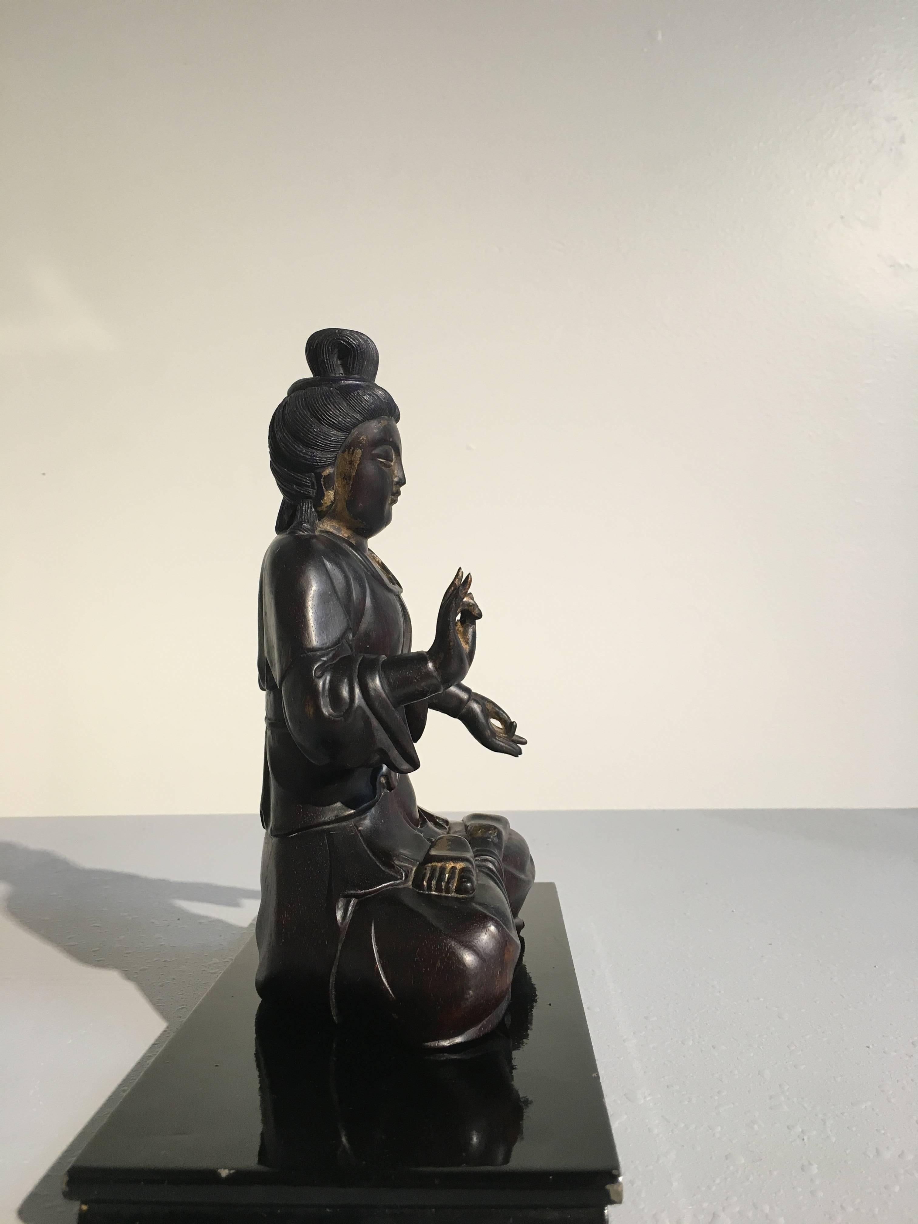 Chinesische geschnitzte zitanische Figur eines Bodhisattva, Qing-Dynastie (Vergoldet) im Angebot