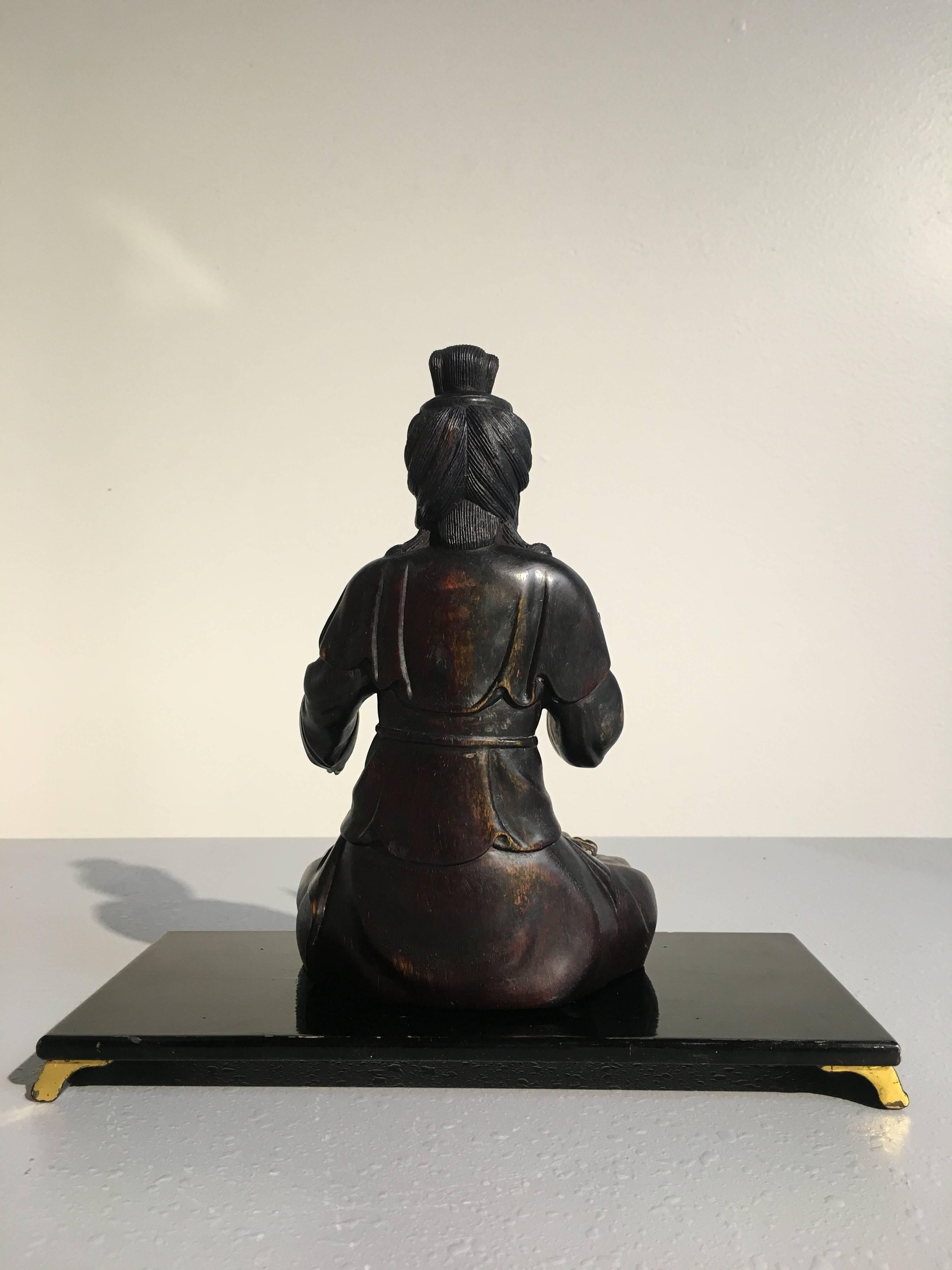 Chinesische geschnitzte zitanische Figur eines Bodhisattva, Qing-Dynastie im Zustand „Gut“ im Angebot in Austin, TX