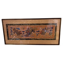 Panel chino bordado en seda y enmarcado con perros Foo, de alrededor de 1910