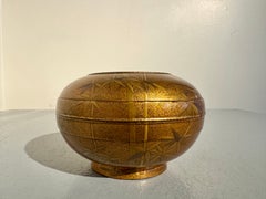 Boîte ronde japonaise en laque maki-e dorée, ornée de bambous et du mon Tokugawa, période Edo