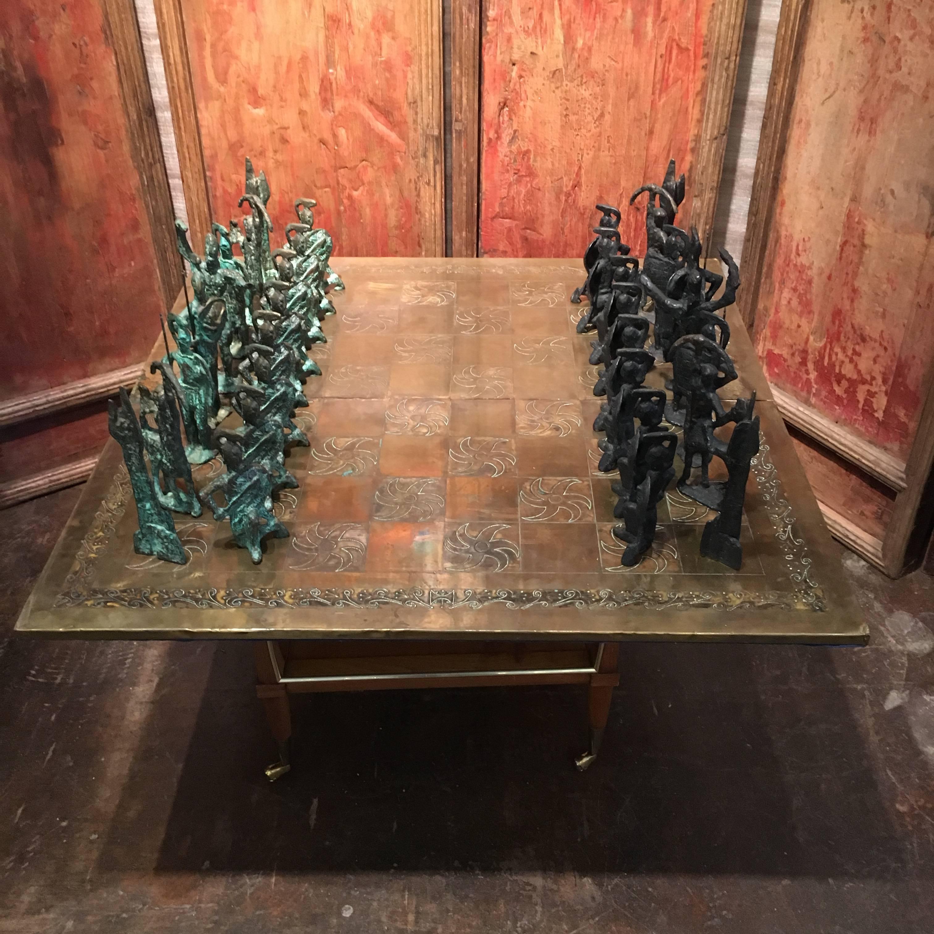 Un énorme jeu d'échecs italien brutaliste des années 1960. Les pièces sont fortement coulées en bronze:: une série patinée en vert:: l'autre laissée brute. 
Modelées d'après des sculptures étrusques en bronze produites dans la région
