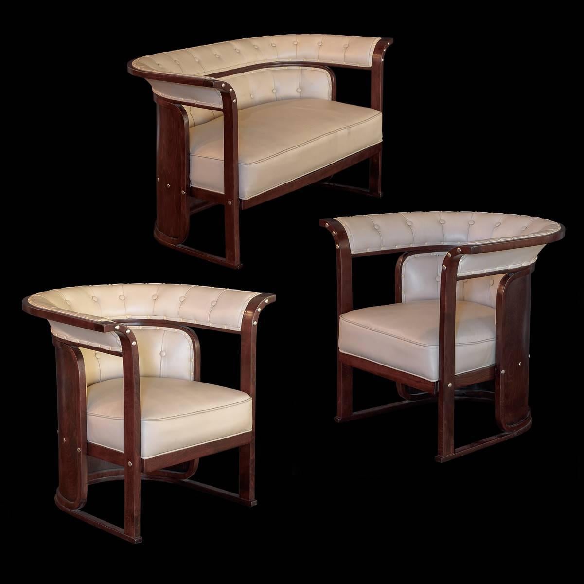 Eine wunderbare Wiener Secessionisten-Sitzgruppe von Josef Hoffman, hergestellt vor 1920 von J & J Kohn, Wien, Österreich. Die Sitzgruppe bestand aus einem Sofa und zwei Sesseln oder Clubsesseln. 

Gefertigt aus fein gemasertem, gebogenem und