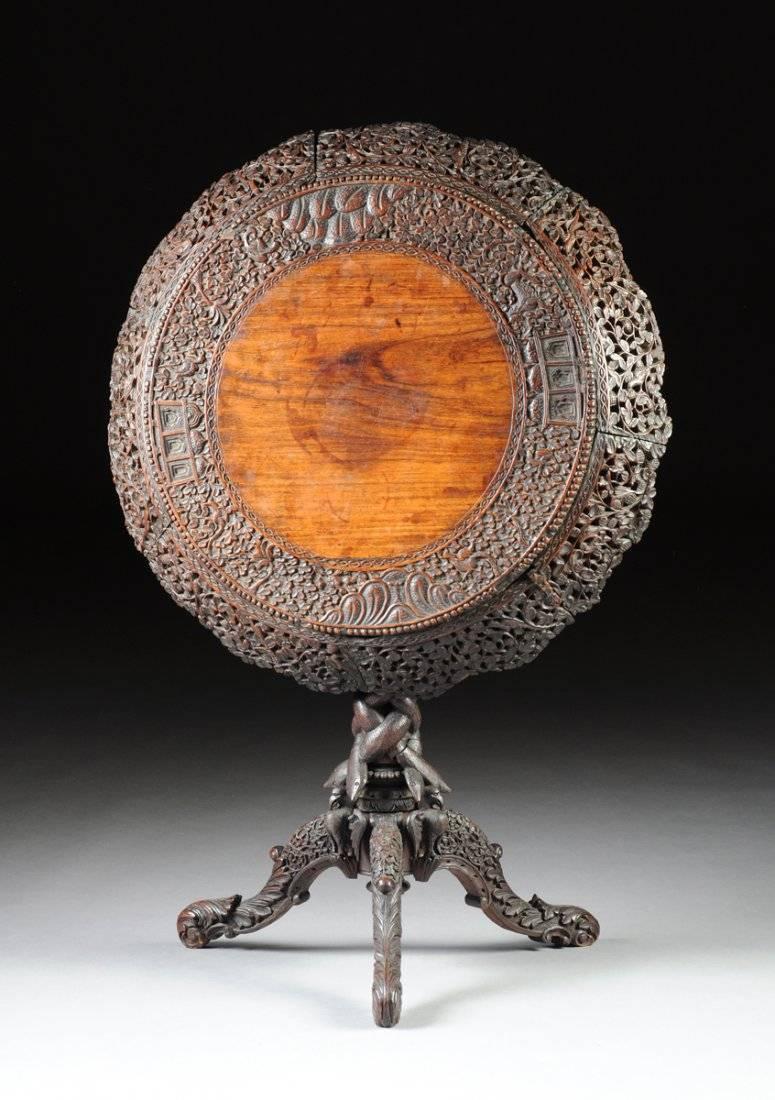 XIXe siècle Table anglo-indienne à plateau basculant rond fortement sculpté, milieu du 19ème siècle en vente