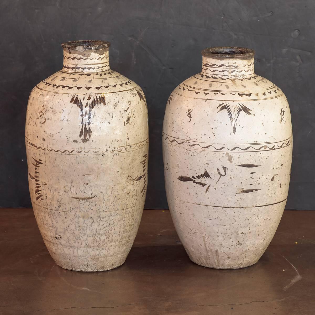 A large size Cizhou jars from China. Dated to Yuan-Ming dynasty period. The avoid body in white slip with dark brown paintings. Approximate: Height 28.5