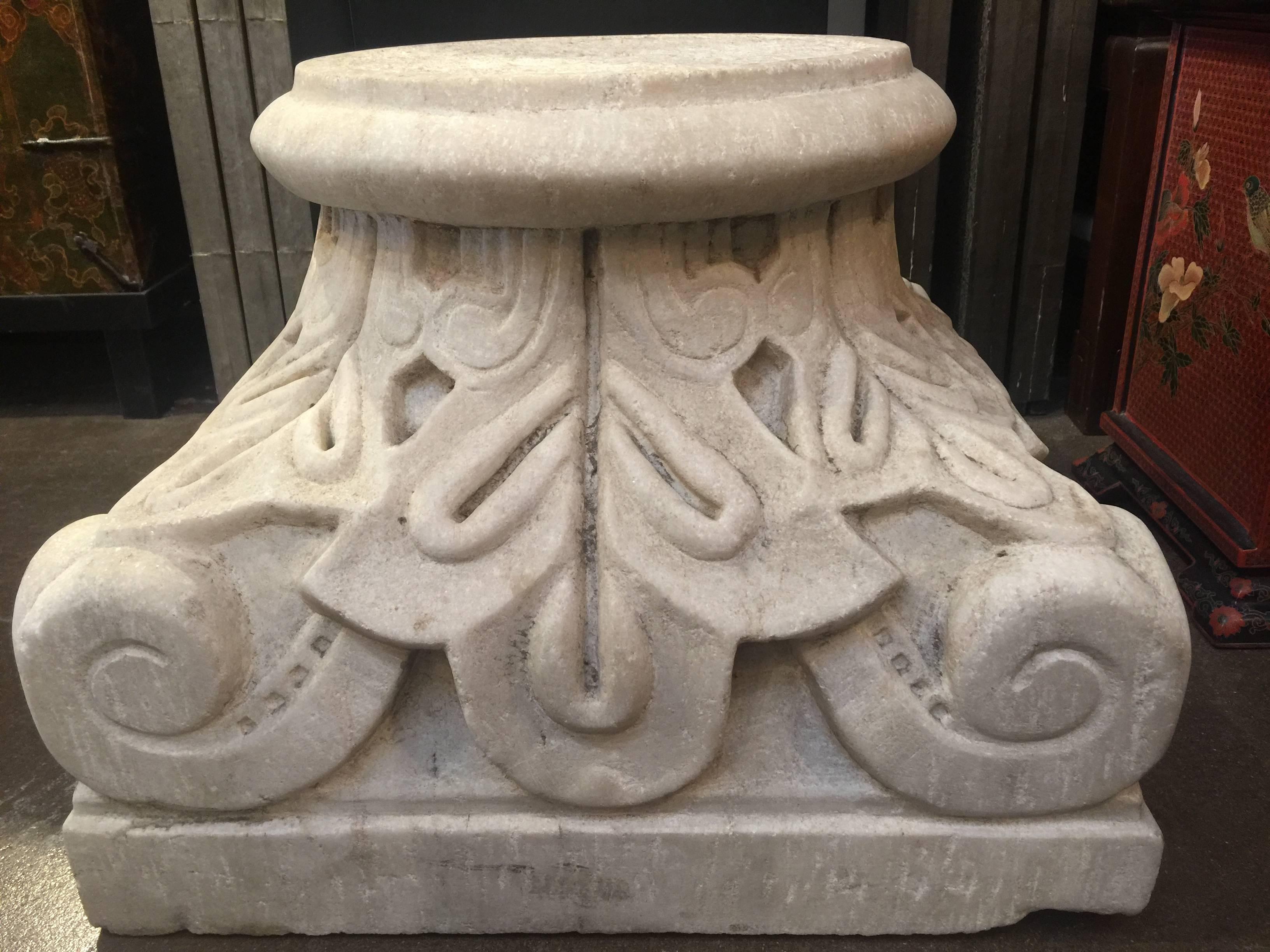 A stately and well carved marble Corinthian column capital, 19th century, Italy.
Presented and displayed inverted, with a typical decorative motif of acanthus and volute.
Perfect for the base of a side table or as a garden ornament. 

Measures:
