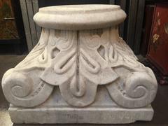 Italienische geschnitzte Marmorsäule Capital des 19. Jahrhunderts