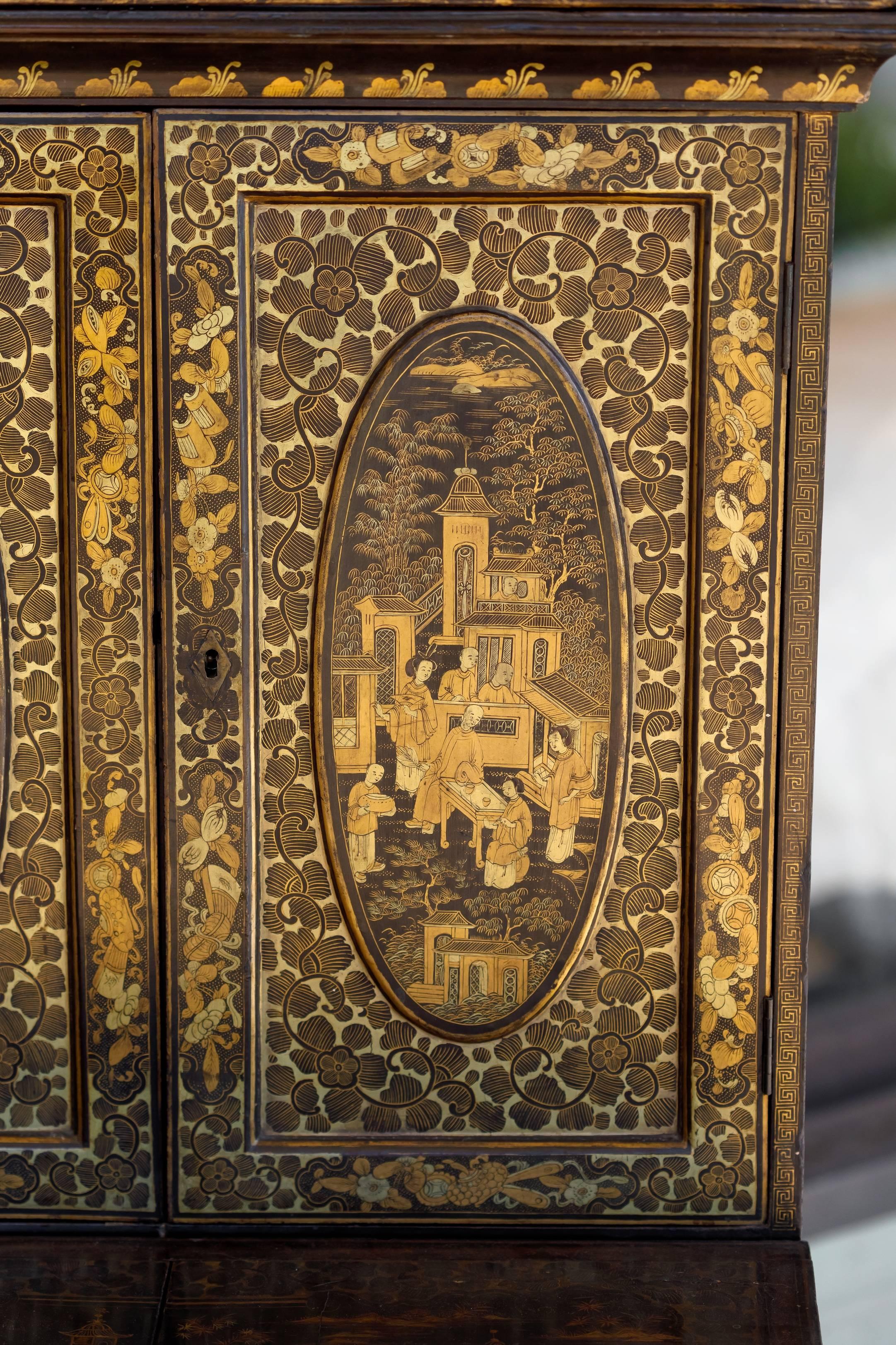 Mid-19th Century 19th Century Chinoiserie Black Lacquer and Gilt Painted Vanity Cabinet on Stand
