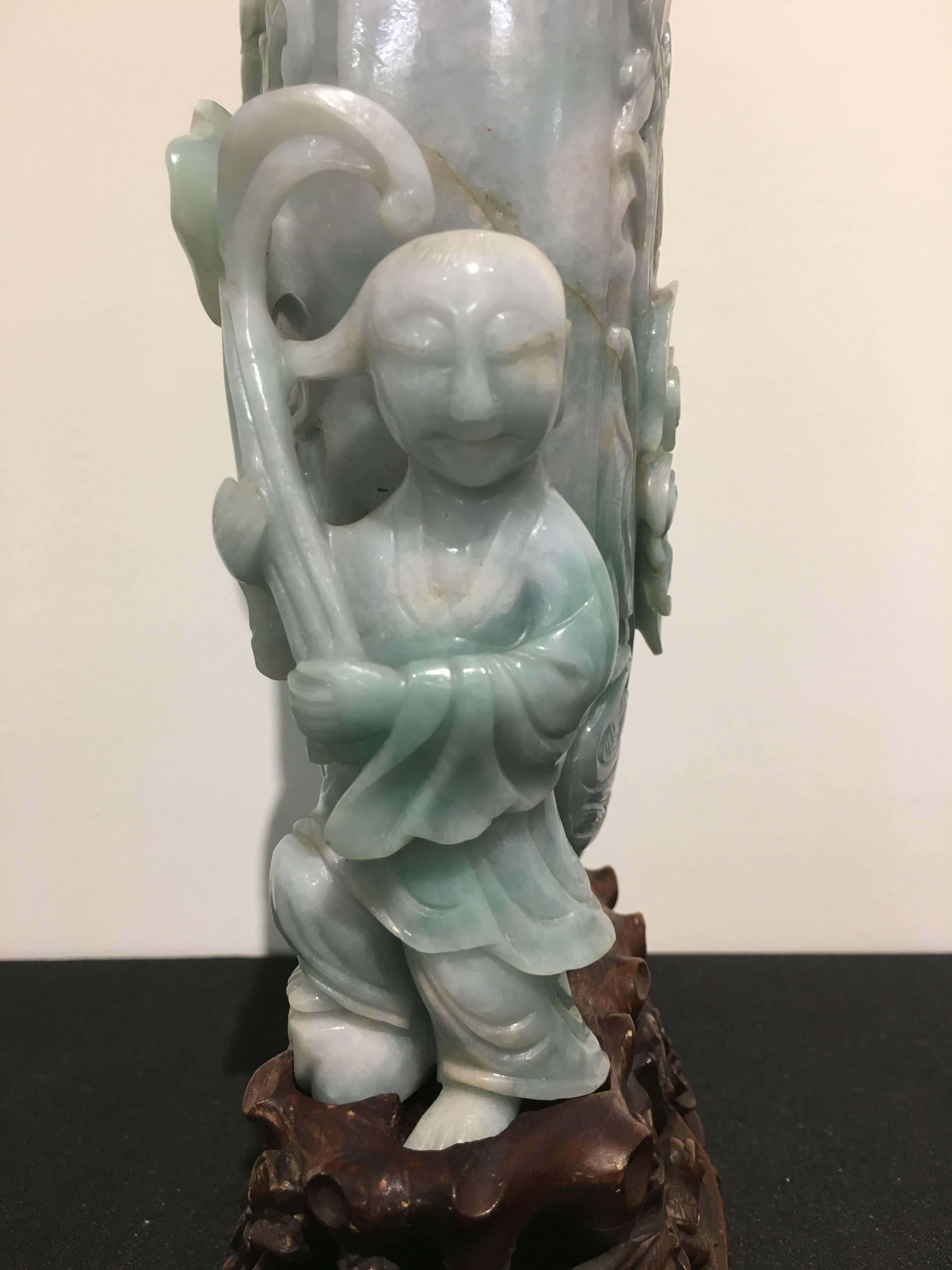 Große chinesische geschnitzte Jade-Vase aus dem frühen 20. Jahrhundert im Zustand „Gut“ im Angebot in Austin, TX