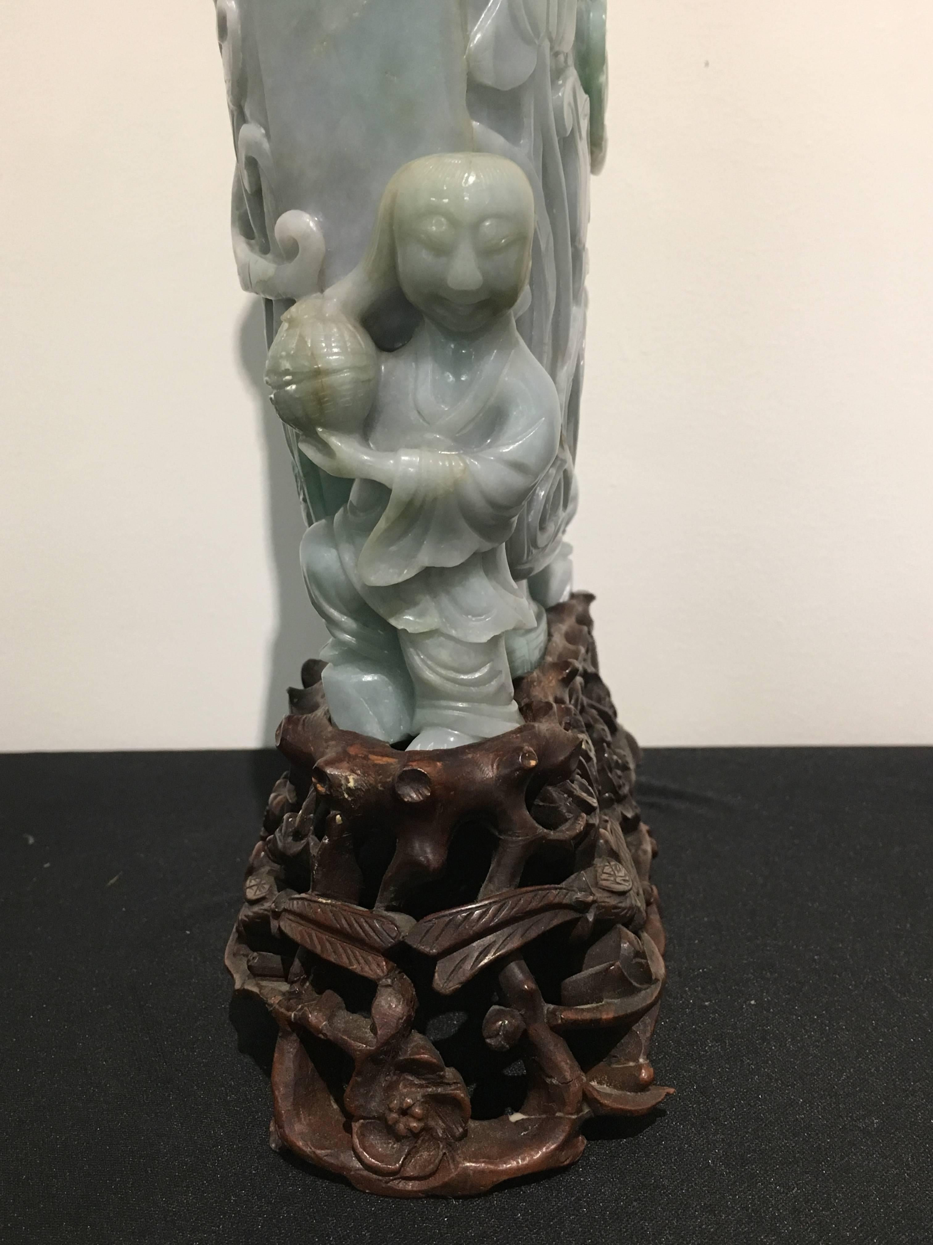 20ième siècle Grand vase chinois en jade sculpté du début du 20e siècle en vente