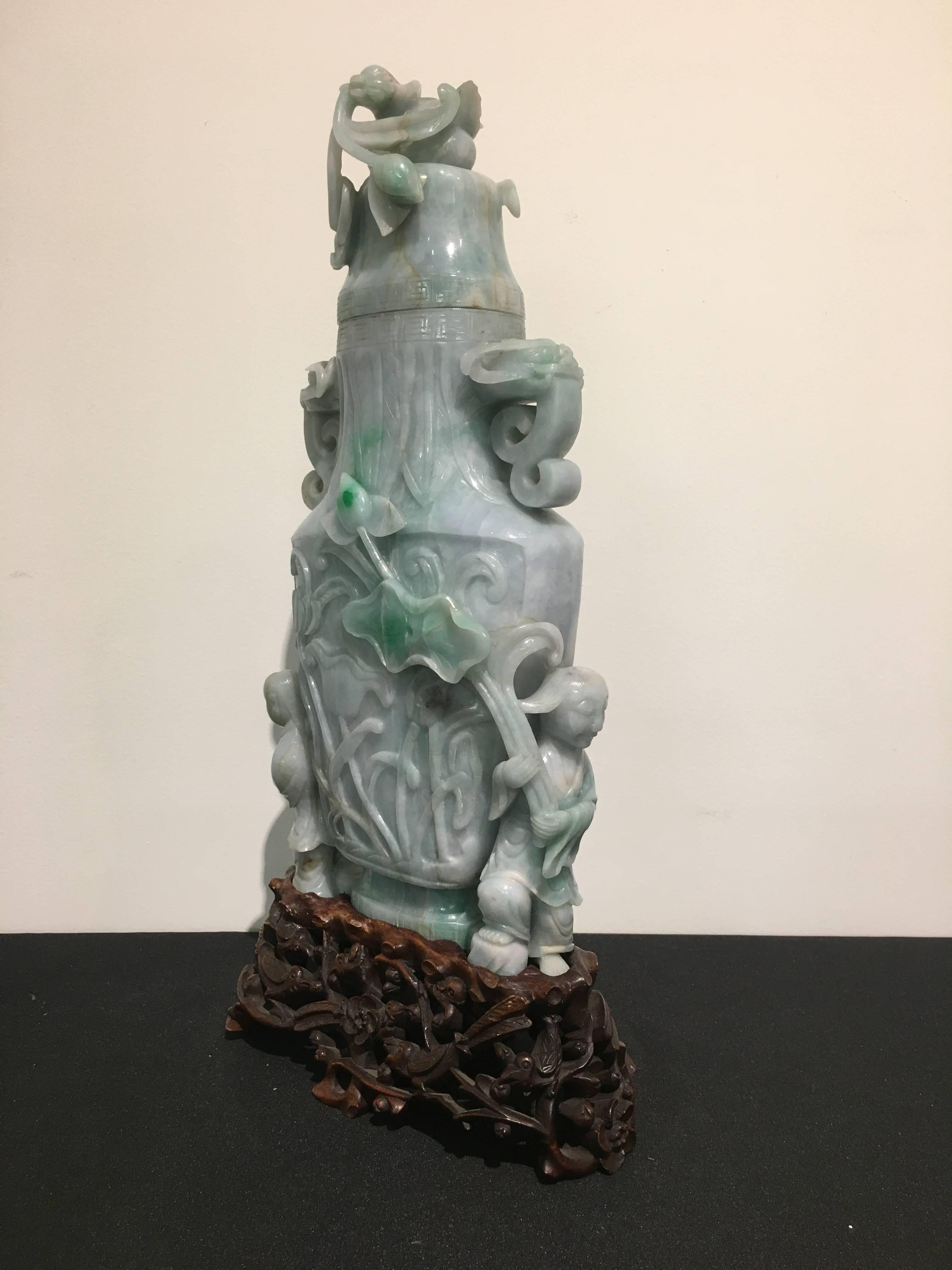 Qing Grand vase chinois en jade sculpté du début du 20e siècle en vente