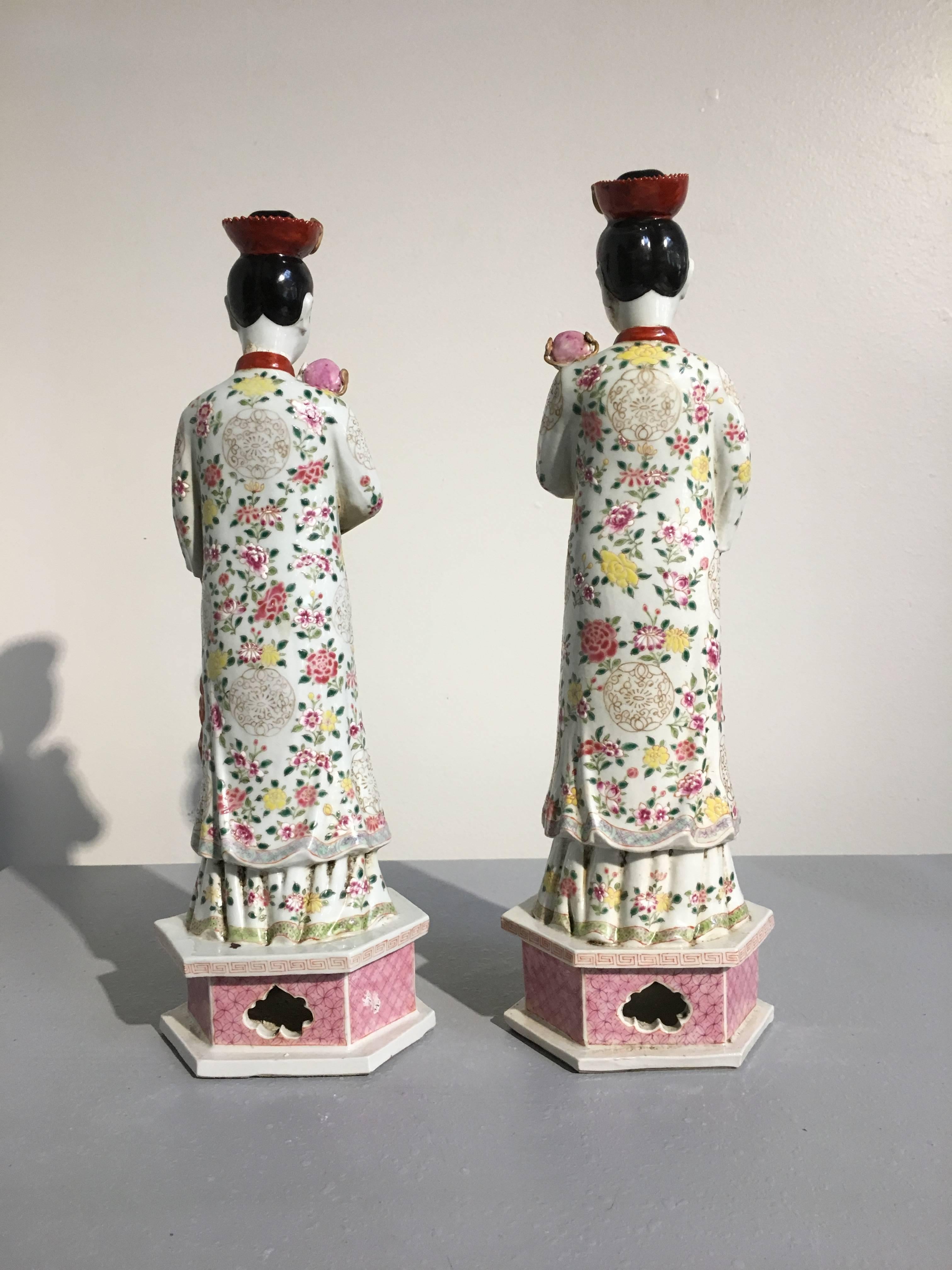 Pair of Chinese Export Porcelain Famille Rose Nodding Ladies, 19th Century In Good Condition In Austin, TX