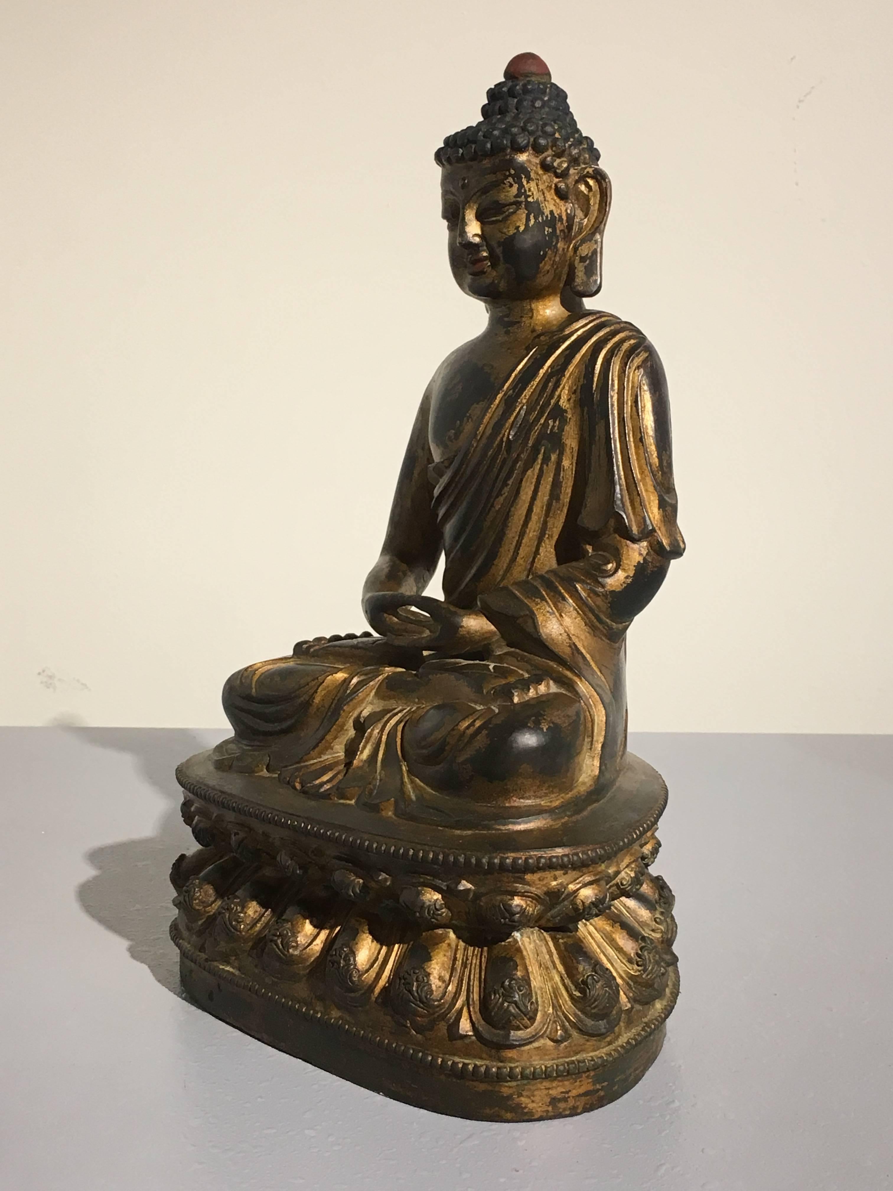 Chinesischer Amitabha-Buddha aus vergoldeter Bronze, 20. Jahrhundert im Zustand „Gut“ in Austin, TX