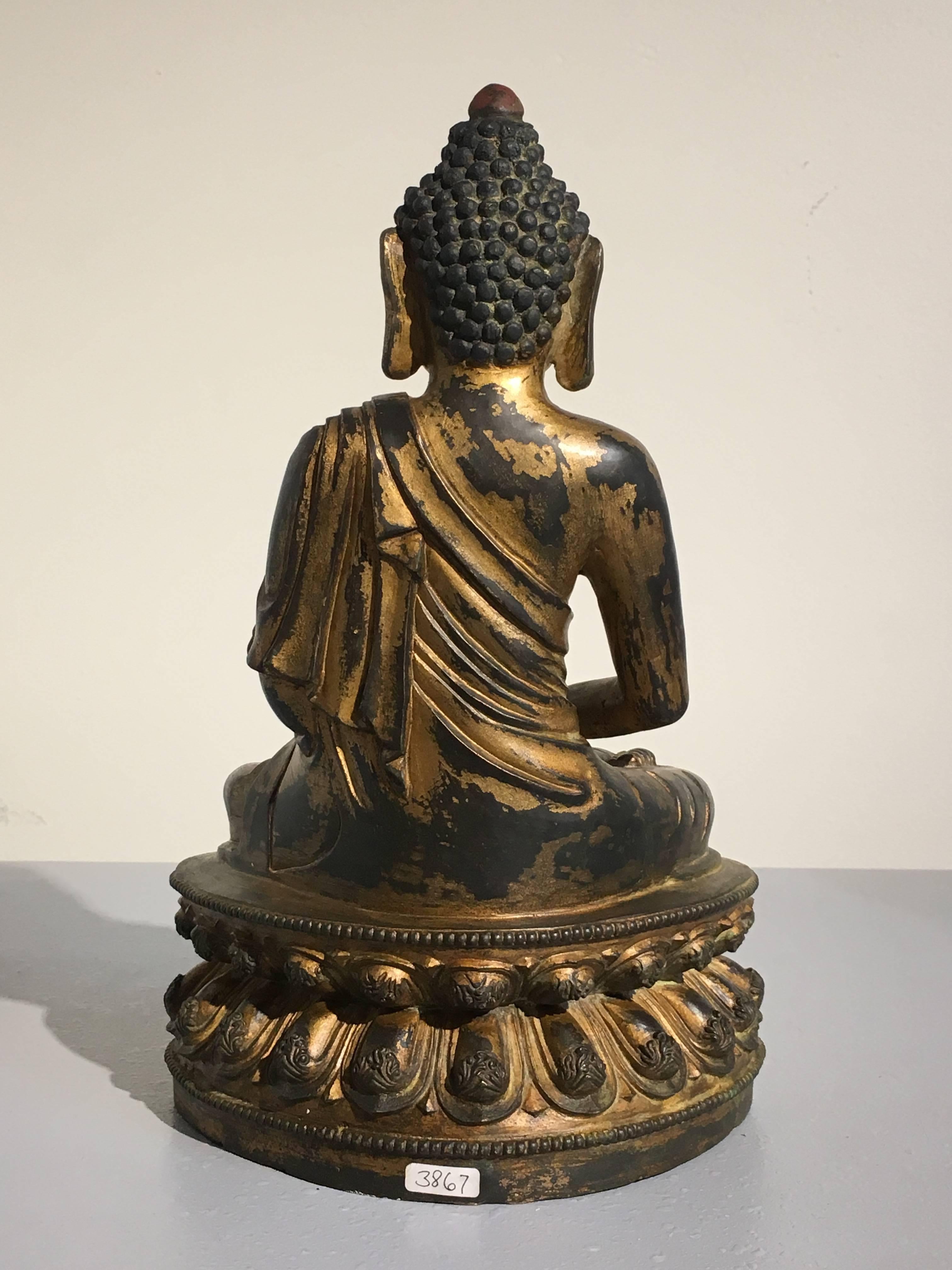 Chinesischer Amitabha-Buddha aus vergoldeter Bronze, 20. Jahrhundert (Gegossen)