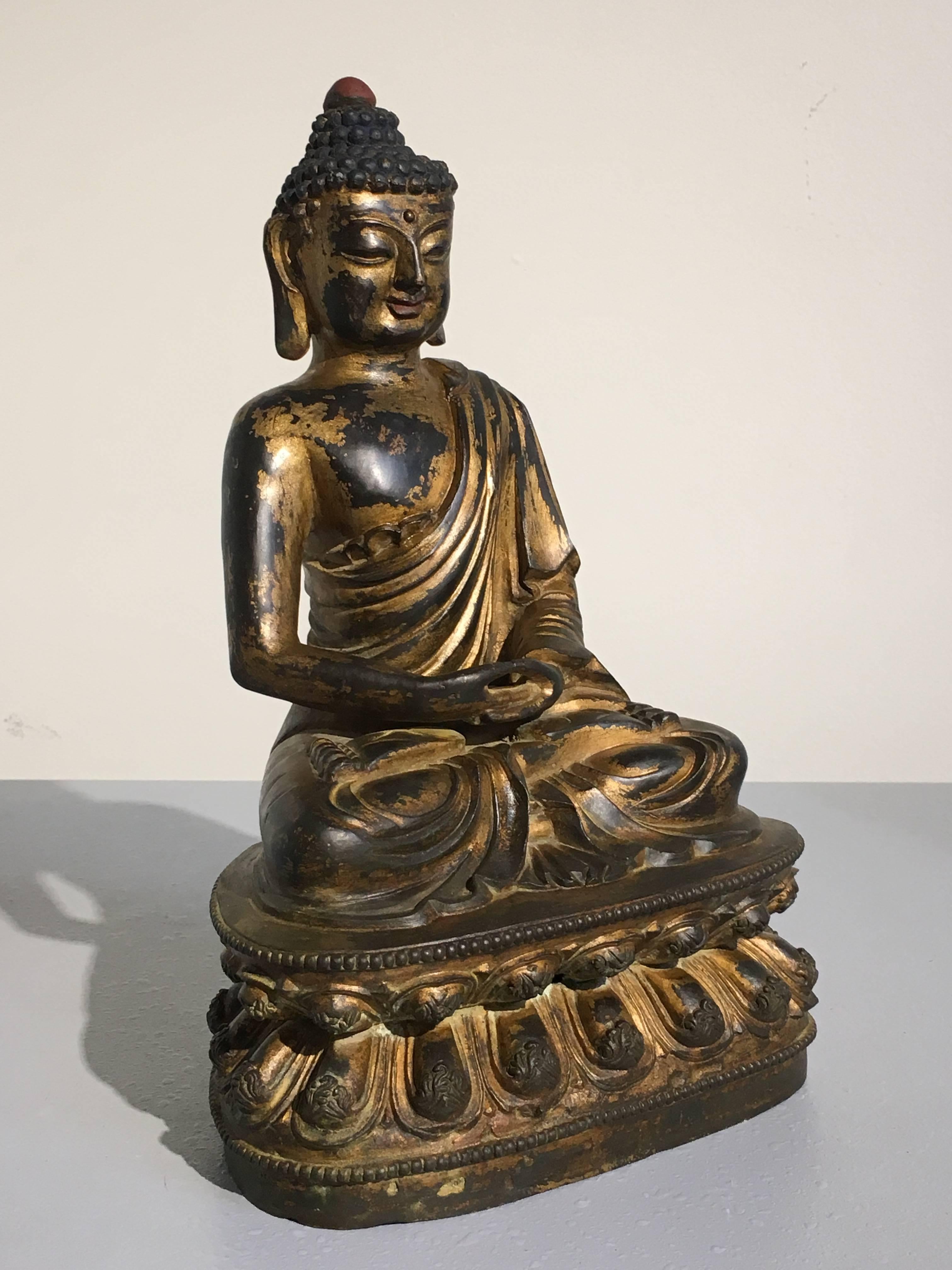 Chinesischer Amitabha-Buddha aus vergoldeter Bronze, 20. Jahrhundert (Qing-Dynastie)