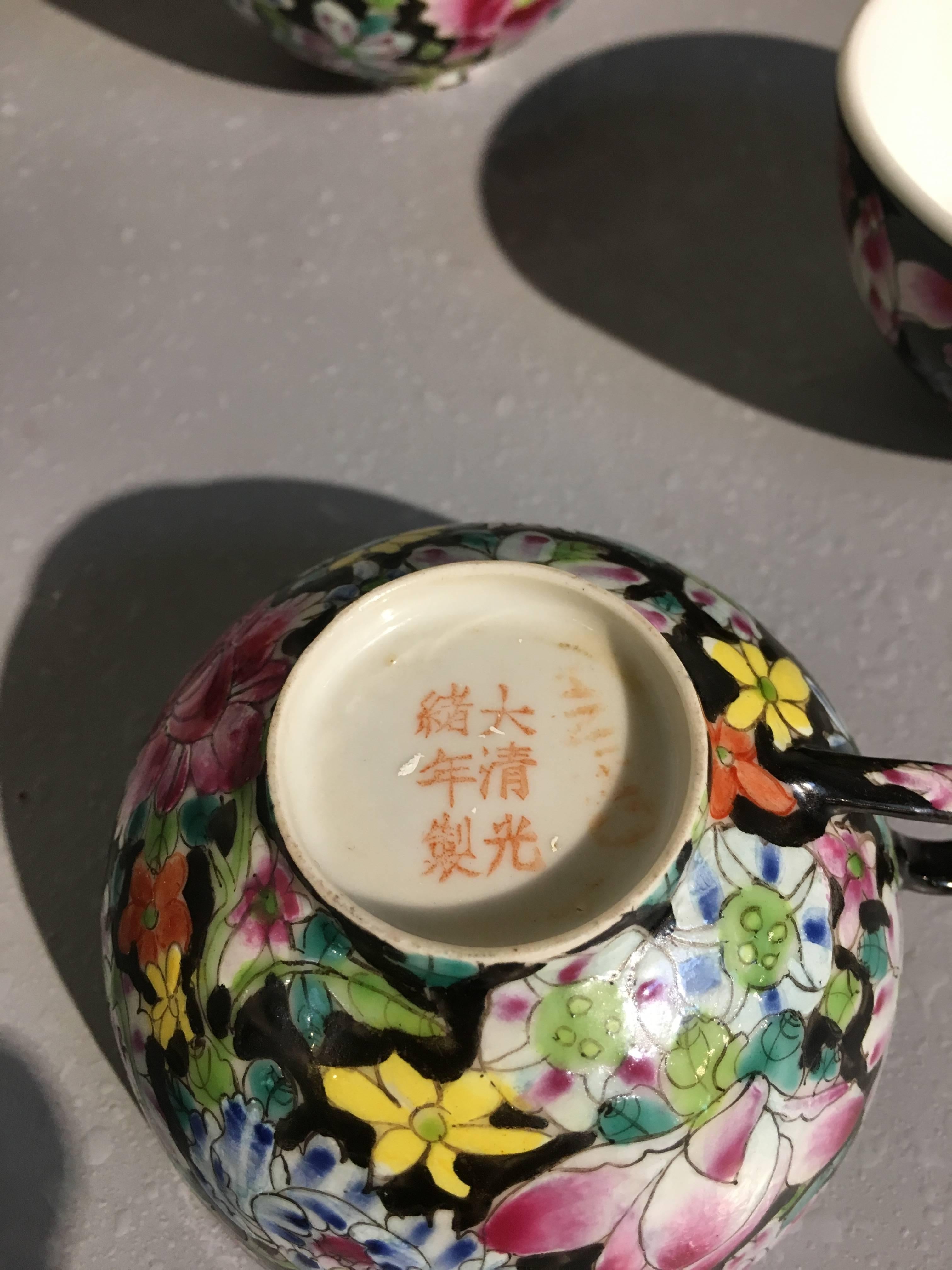 Chinesisches Famille Noir Mille Fleur-Service, zusammengesetzt (20. Jahrhundert) im Angebot