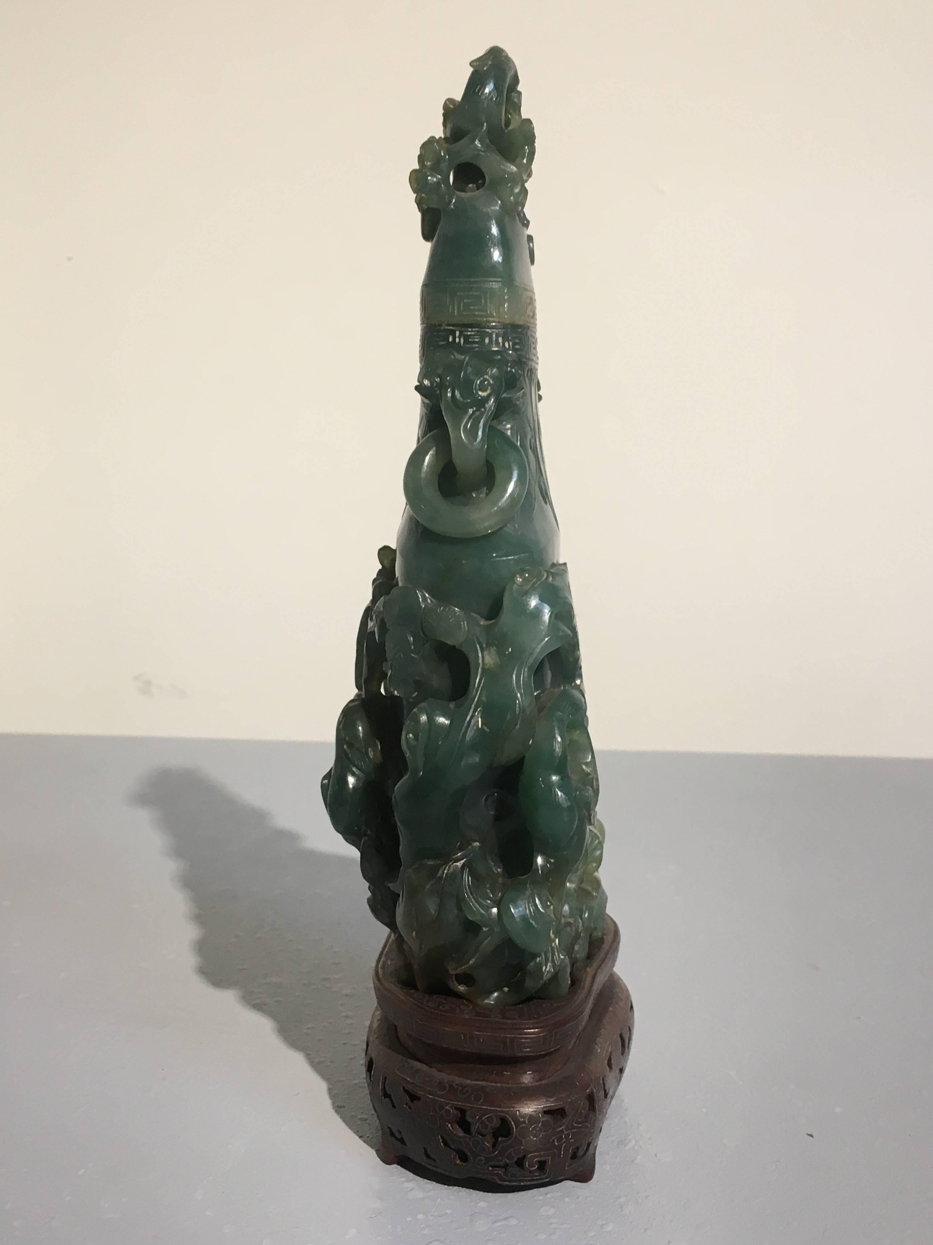 Chinois Vase et couvercle chinois en jadéite sculptée, Dynastie Qing, Ex. C.I.C. Loo en vente