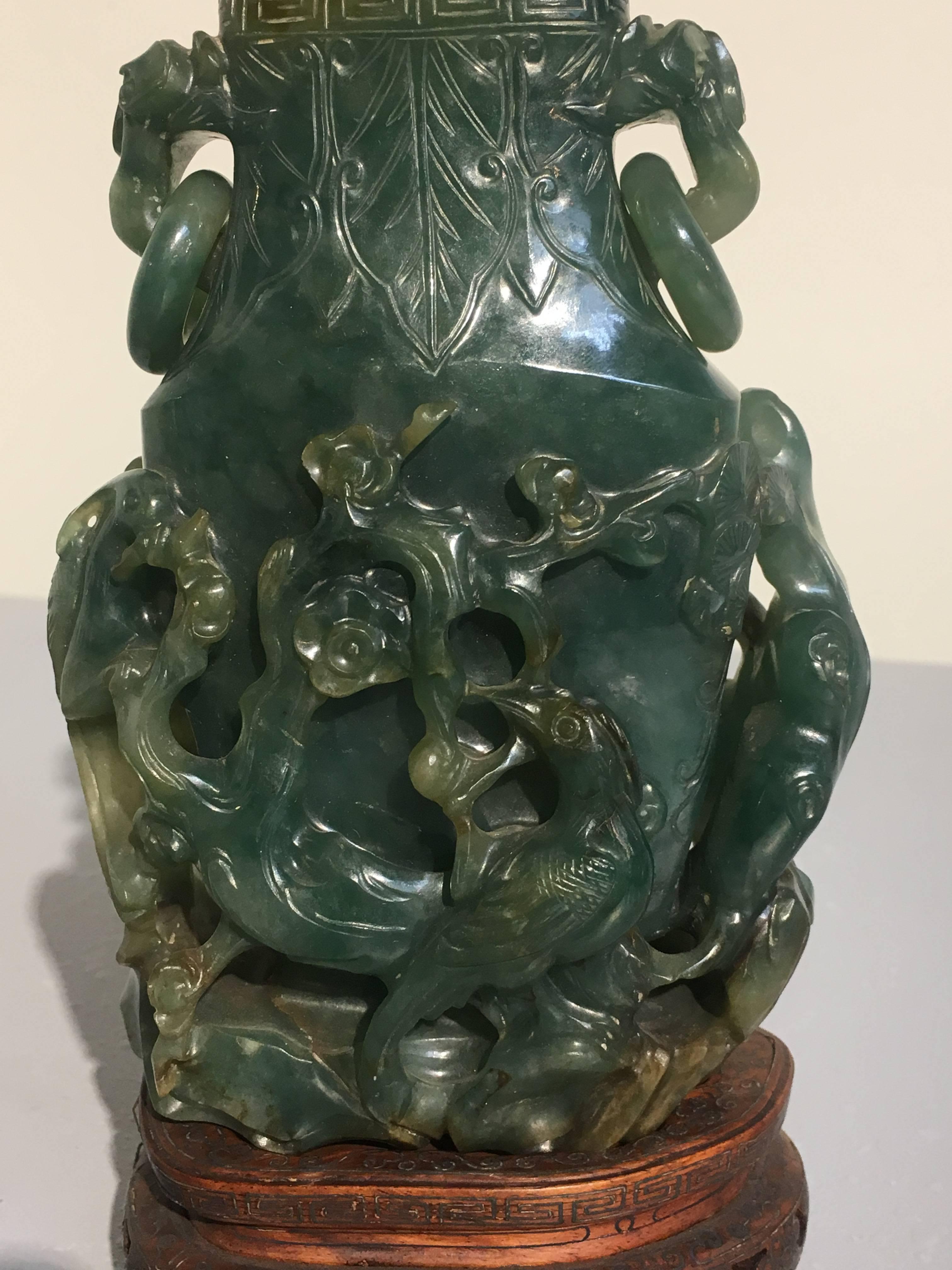 Sculpté à la main Vase et couvercle chinois en jadéite sculptée, Dynastie Qing, Ex. C.I.C. Loo en vente