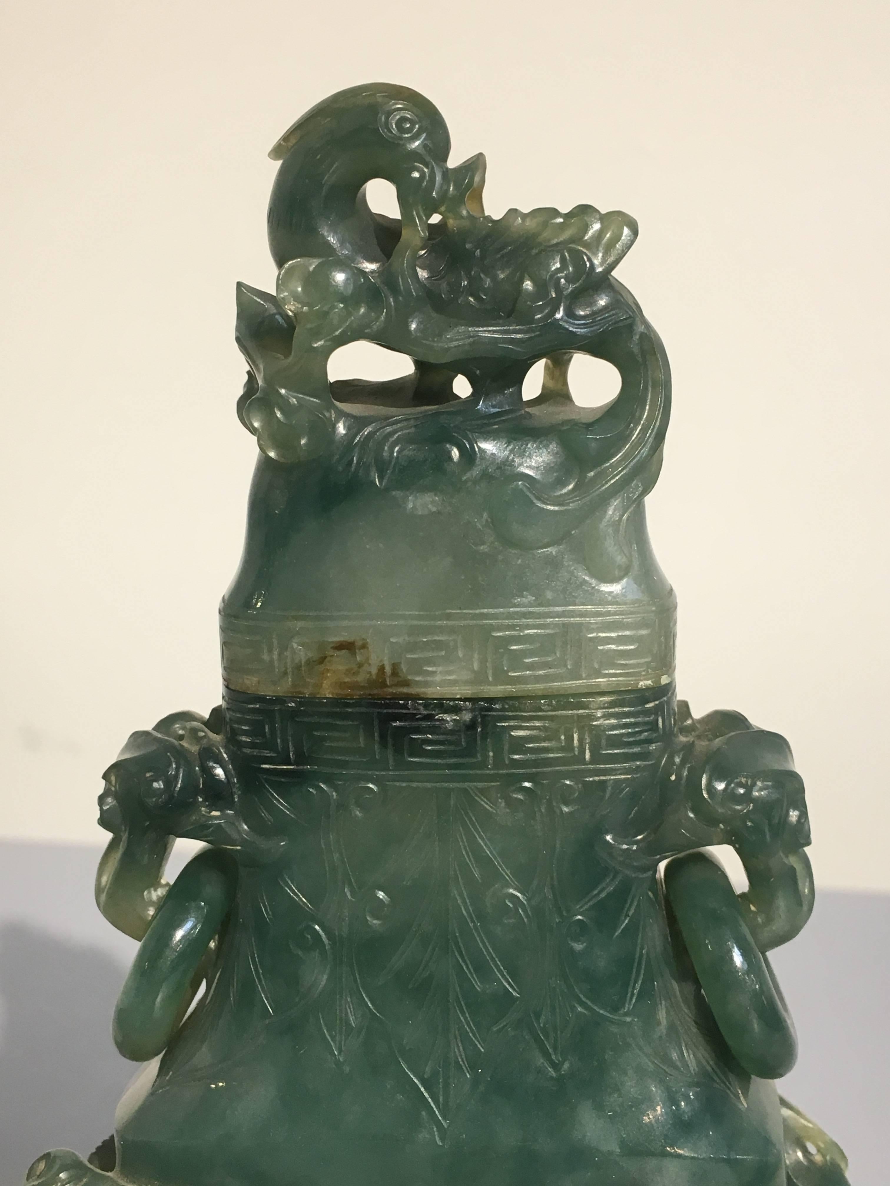 XIXe siècle Vase et couvercle chinois en jadéite sculptée, Dynastie Qing, Ex. C.I.C. Loo en vente