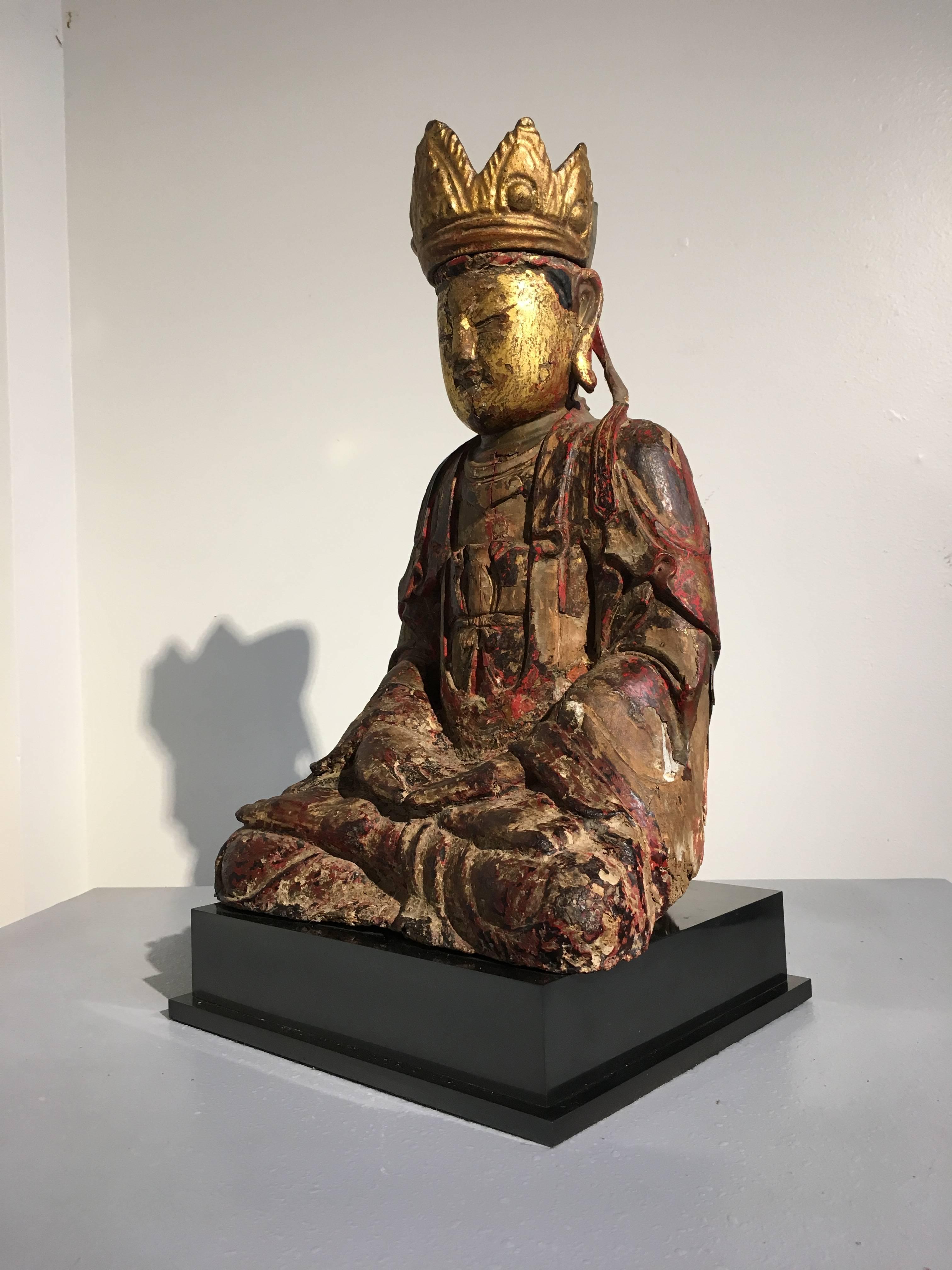 Chinois Bouddha Amitayus de la dynastie chinoise des Ming sculpté, peint et en bois doré en vente