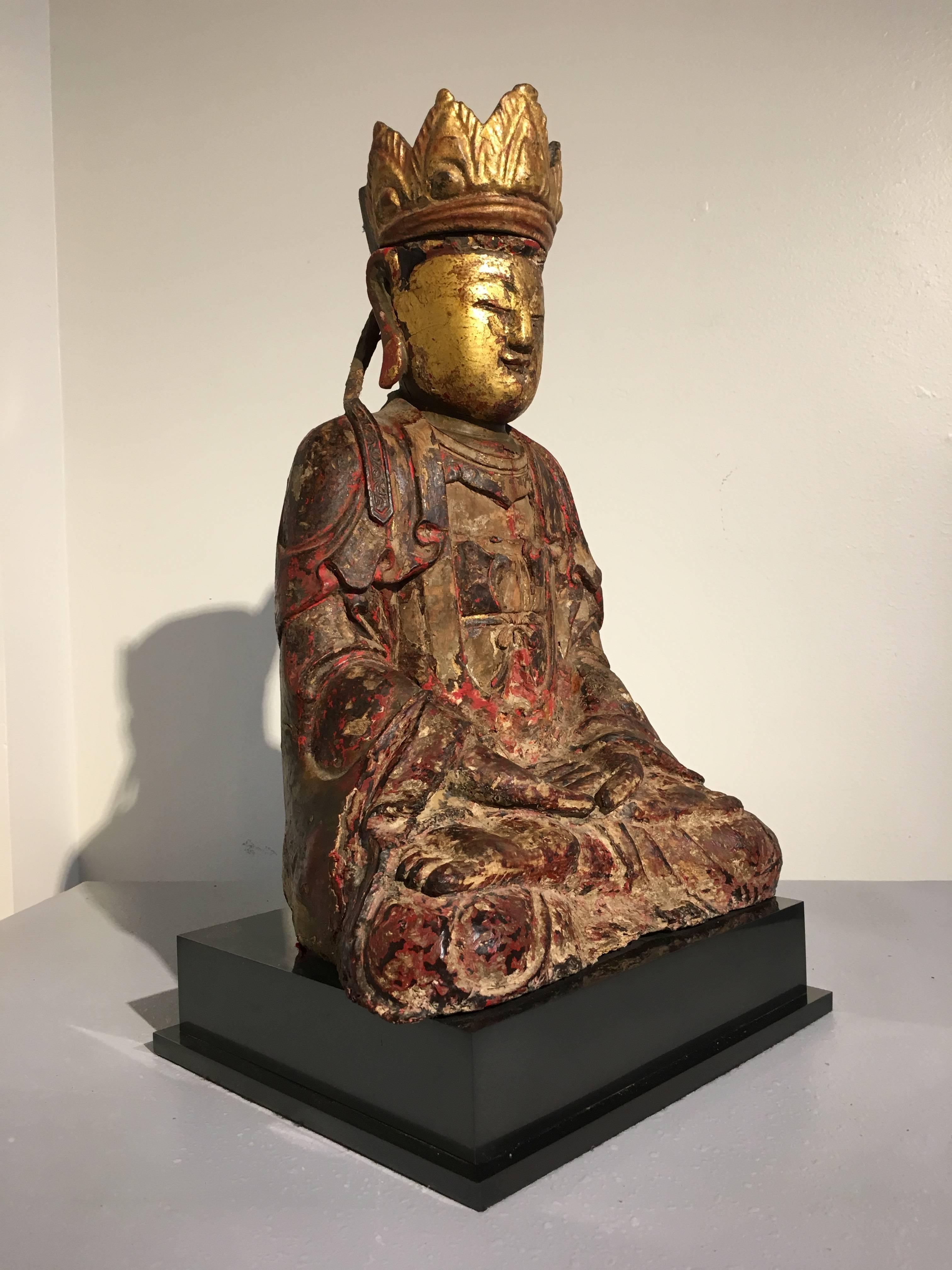 Bois Bouddha Amitayus de la dynastie chinoise des Ming sculpté, peint et en bois doré en vente