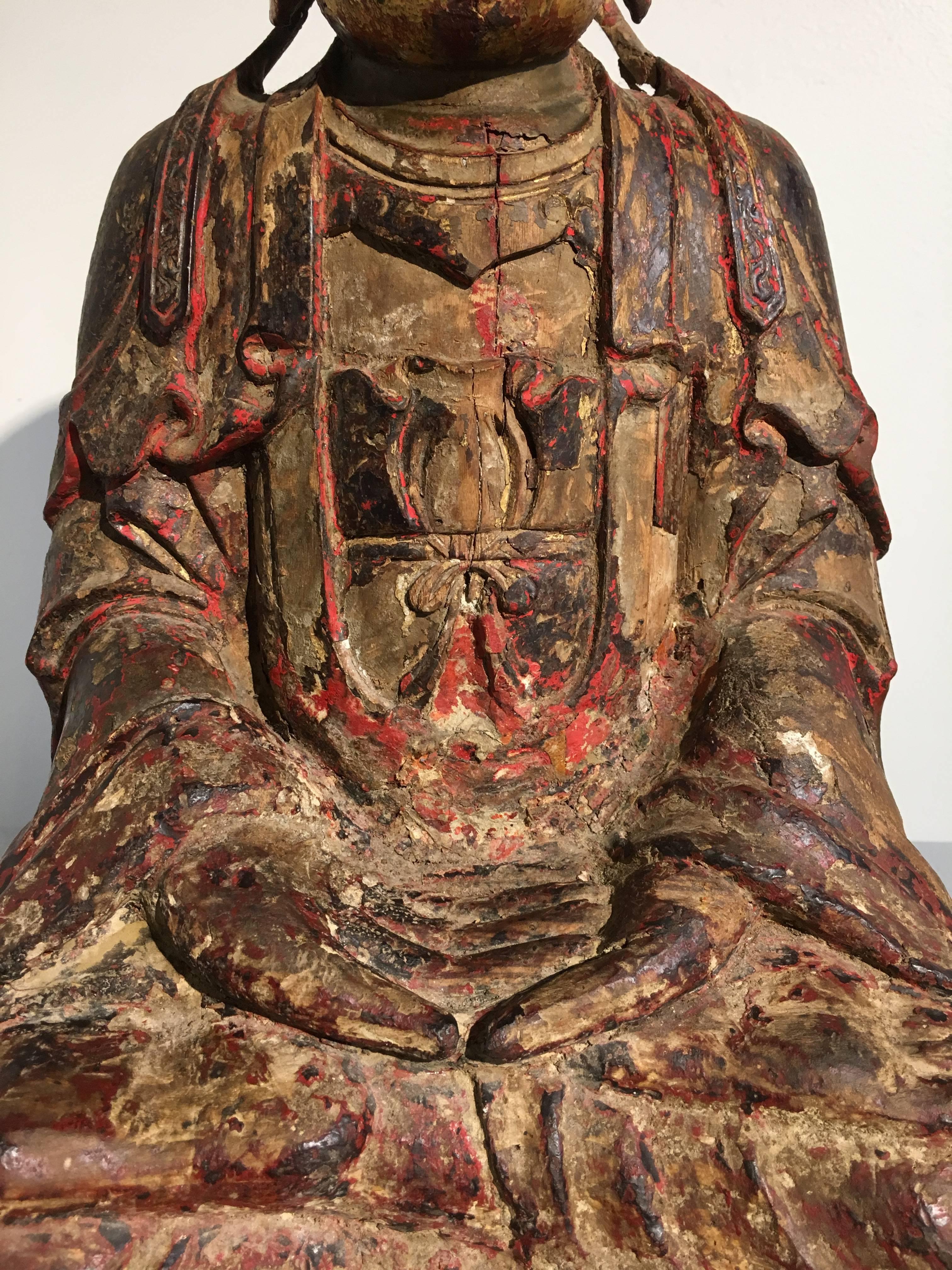 Bouddha Amitayus de la dynastie chinoise des Ming sculpté, peint et en bois doré en vente 2