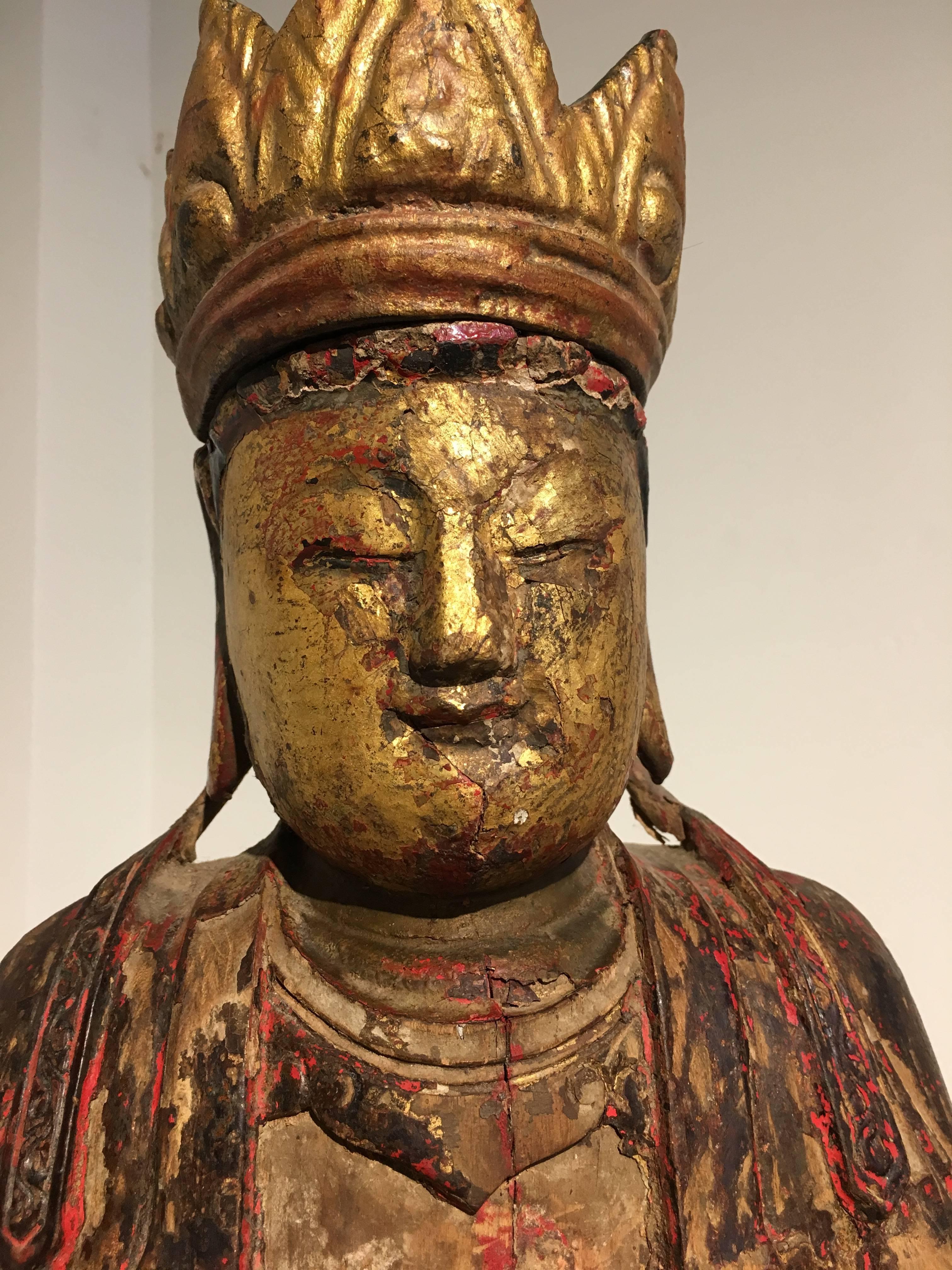 Bouddha Amitayus de la dynastie chinoise des Ming sculpté, peint et en bois doré en vente 1