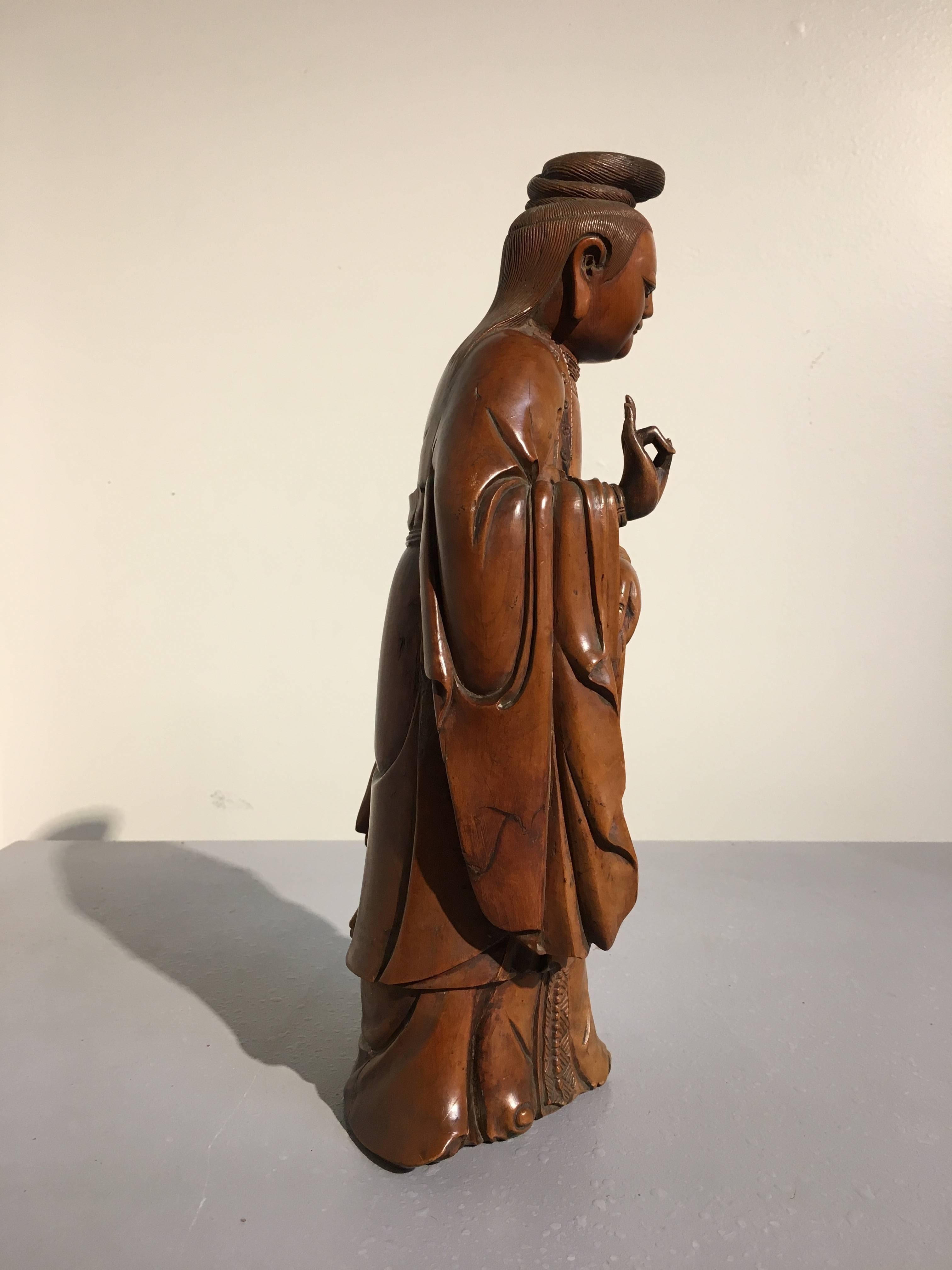 Figura china tallada en madera de boj de Guanyin, mediados de la dinastía Qing Chino en venta