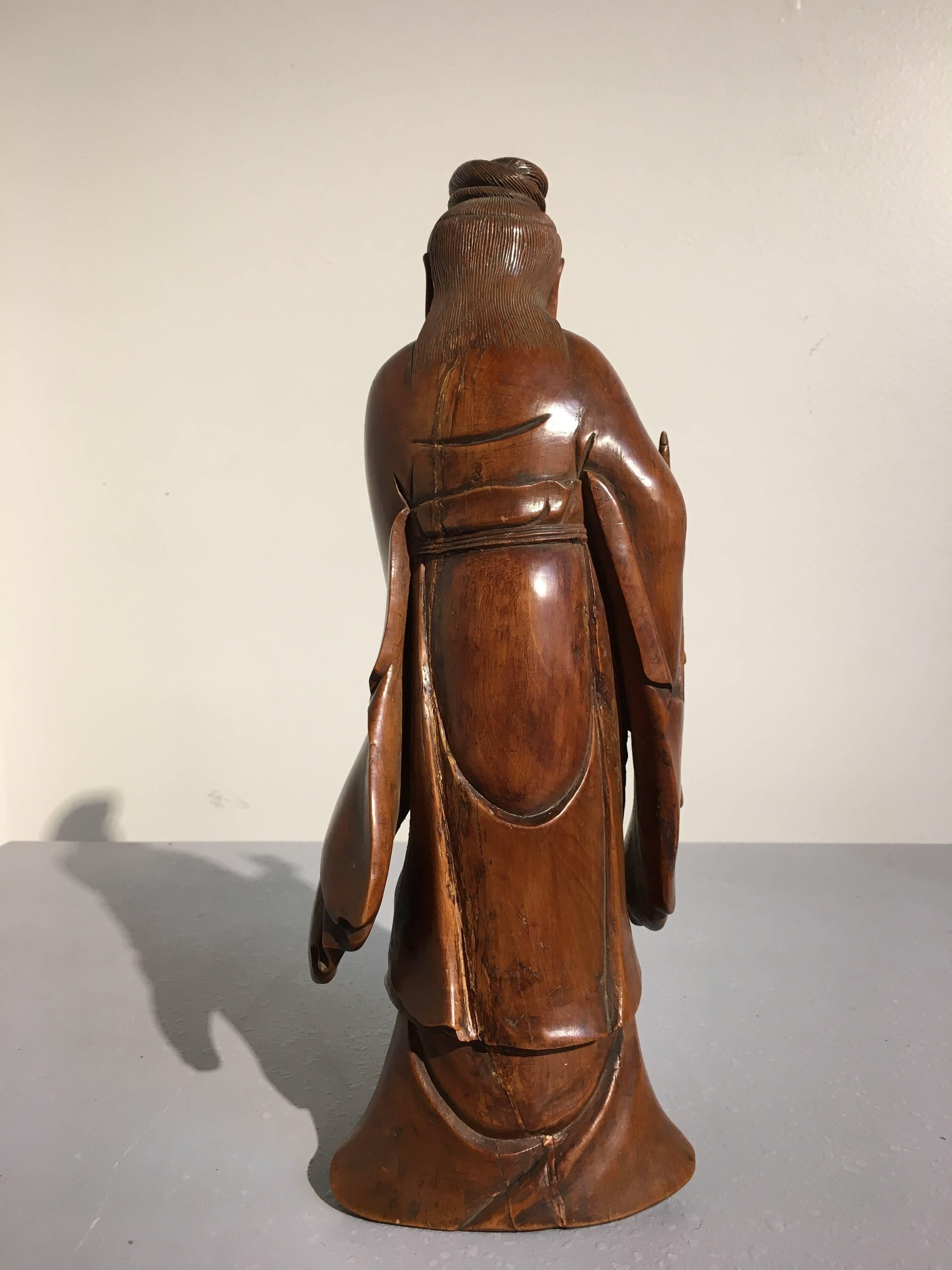 Figura china tallada en madera de boj de Guanyin, mediados de la dinastía Qing Tallado a mano en venta