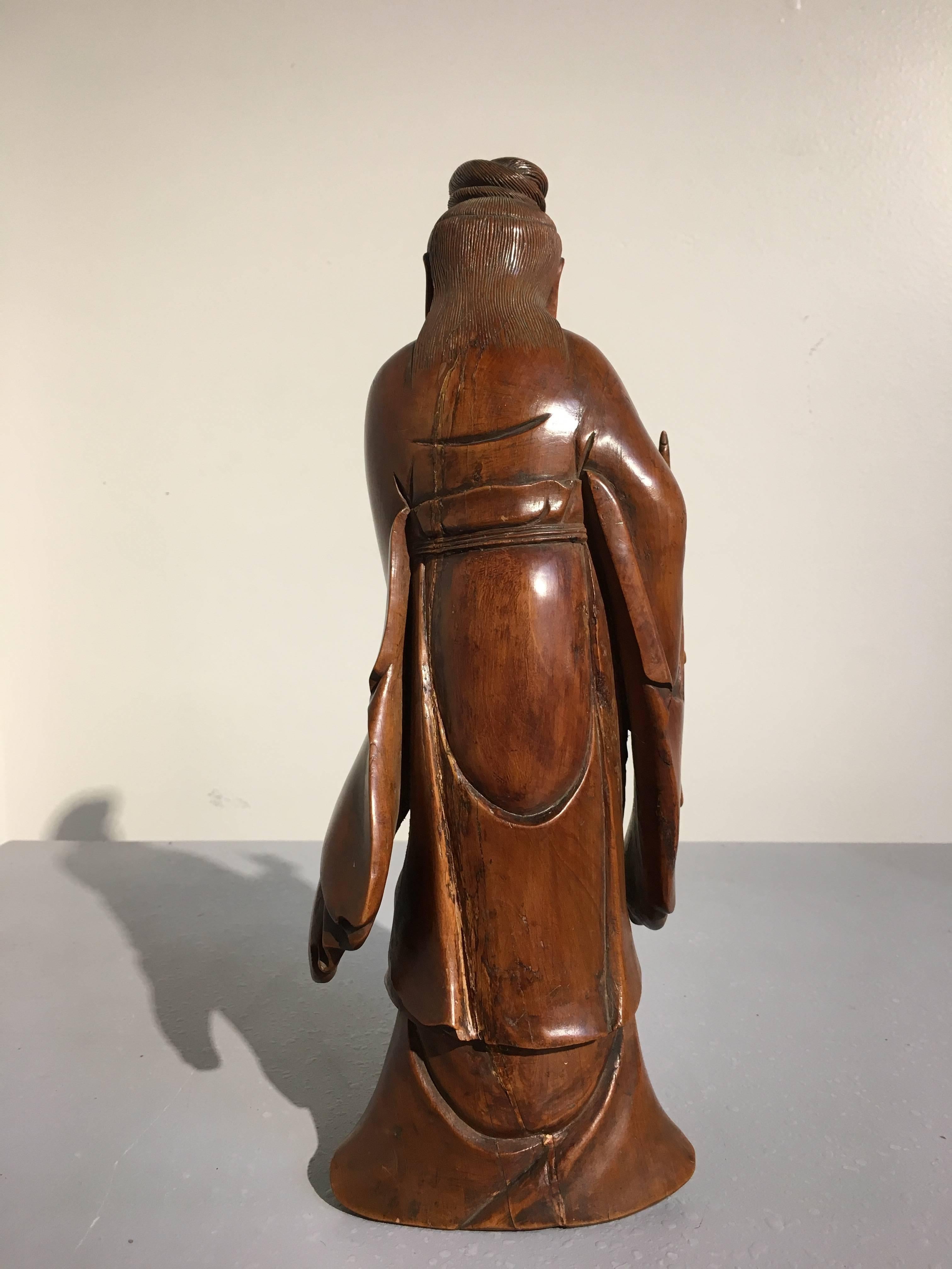 Chinesische geschnitzte Boxholzfigur von Guanyin, Mitte der Qing-Dynastie im Zustand „Gut“ im Angebot in Austin, TX