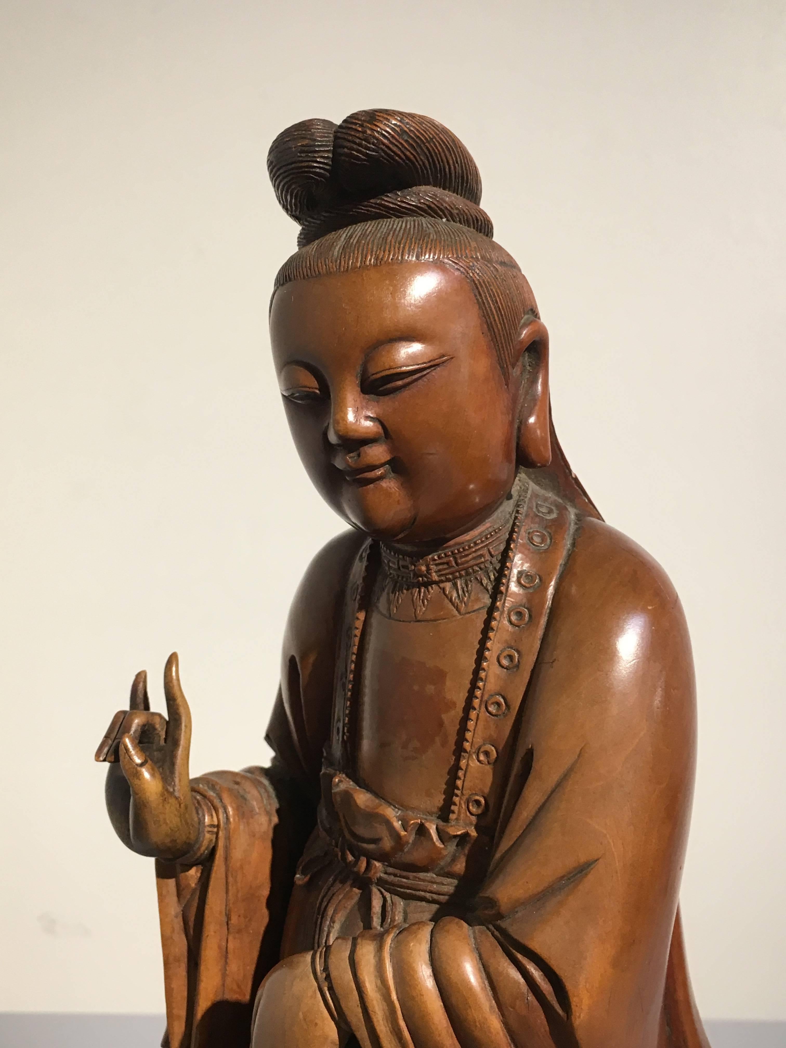 Figura china tallada en madera de boj de Guanyin, mediados de la dinastía Qing Boj en venta
