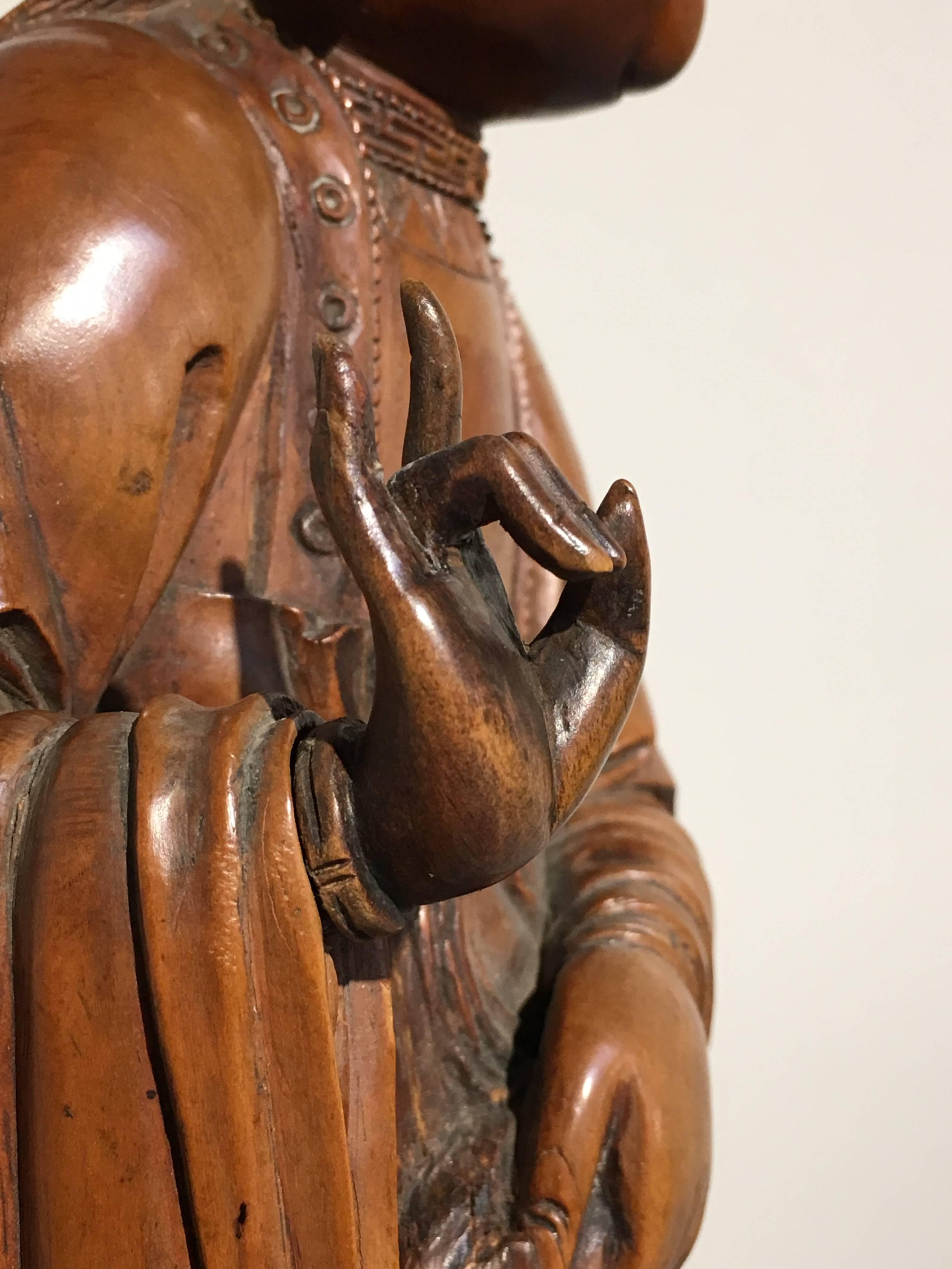 Figura china tallada en madera de boj de Guanyin, mediados de la dinastía Qing siglo XVIII en venta