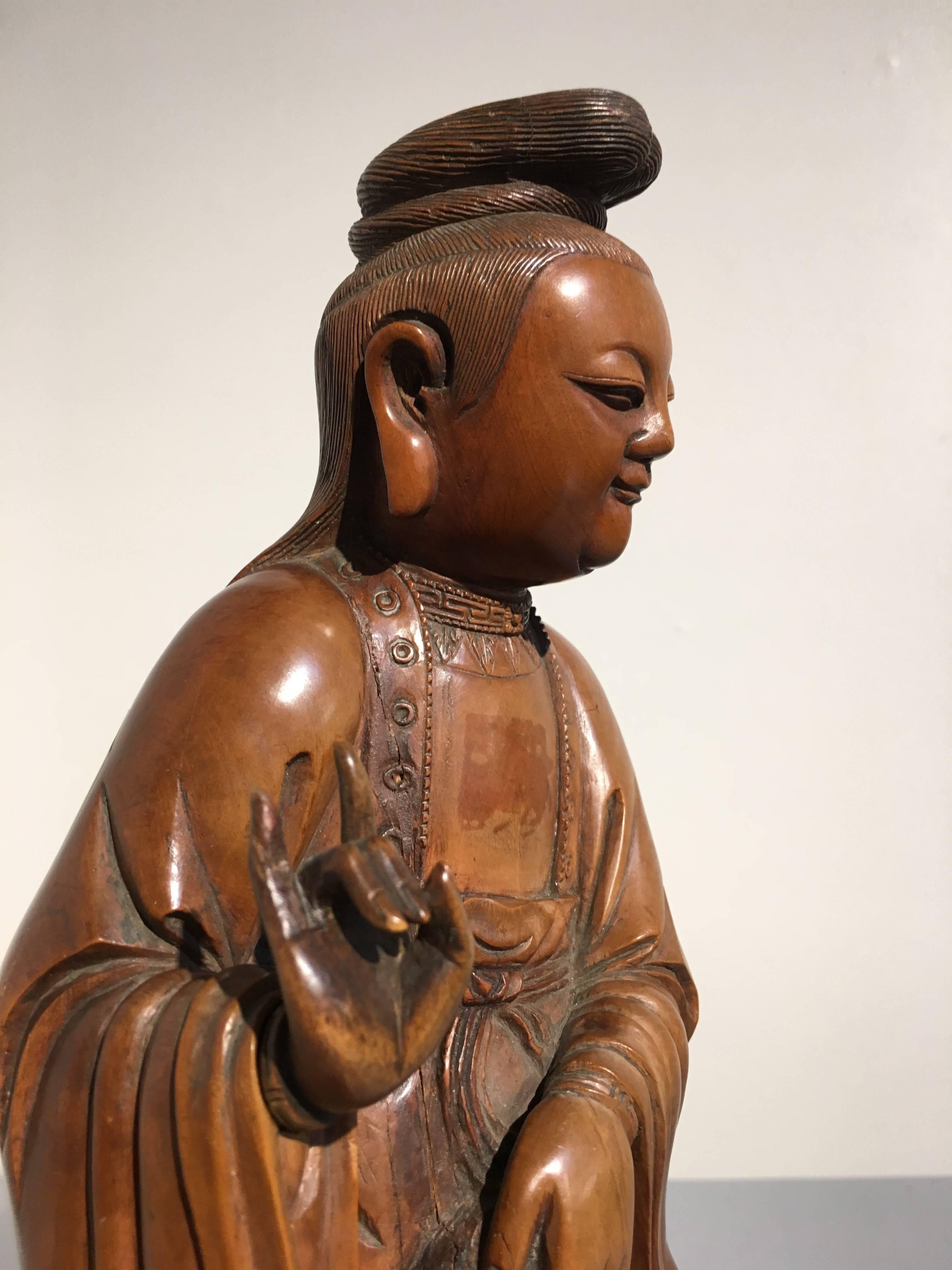 Figura china tallada en madera de boj de Guanyin, mediados de la dinastía Qing en Bueno estado para la venta en Austin, TX