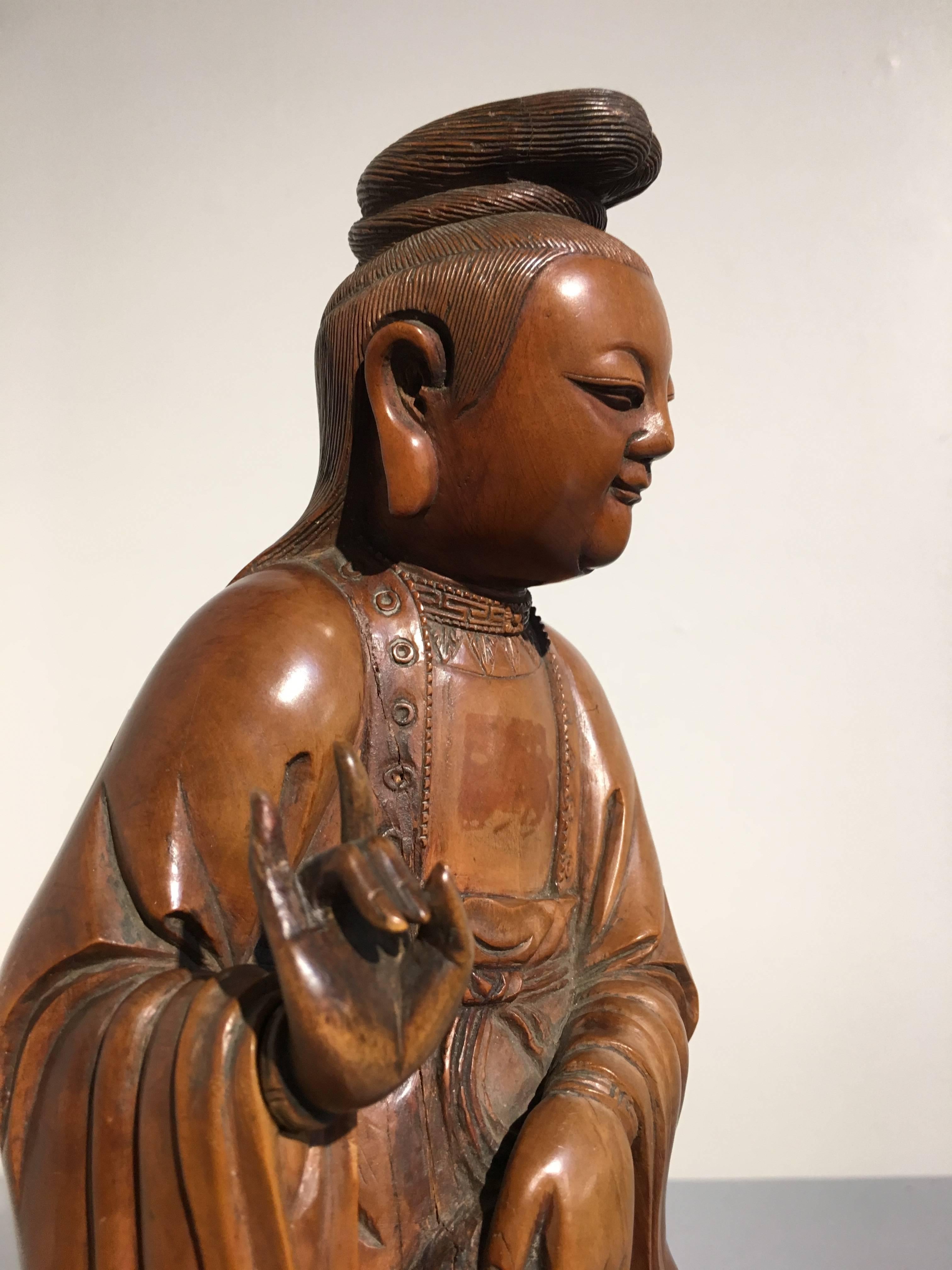 Chinesische geschnitzte Boxholzfigur von Guanyin, Mitte der Qing-Dynastie (18. Jahrhundert) im Angebot