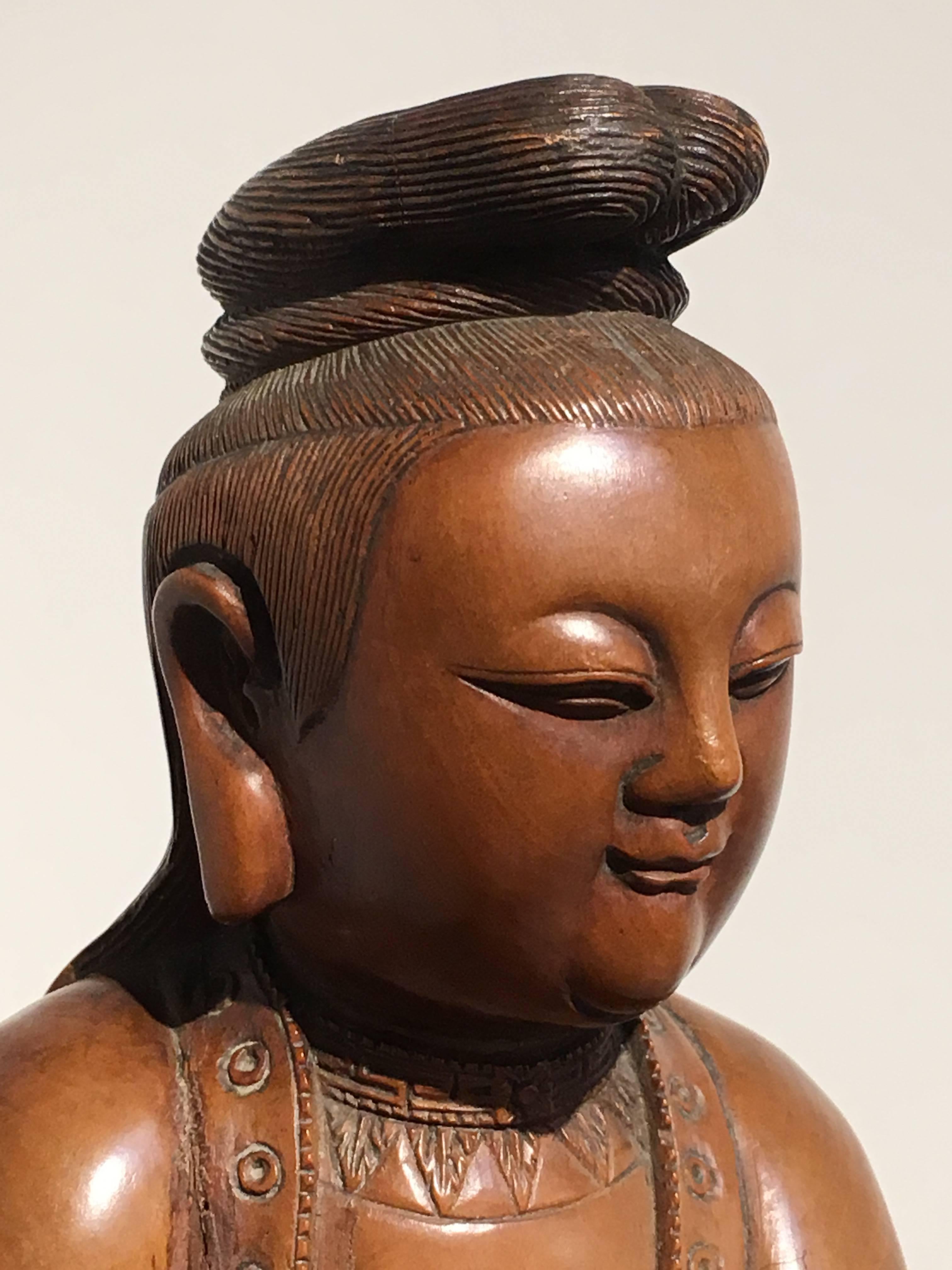 Chinesische geschnitzte Boxholzfigur von Guanyin, Mitte der Qing-Dynastie im Angebot 3
